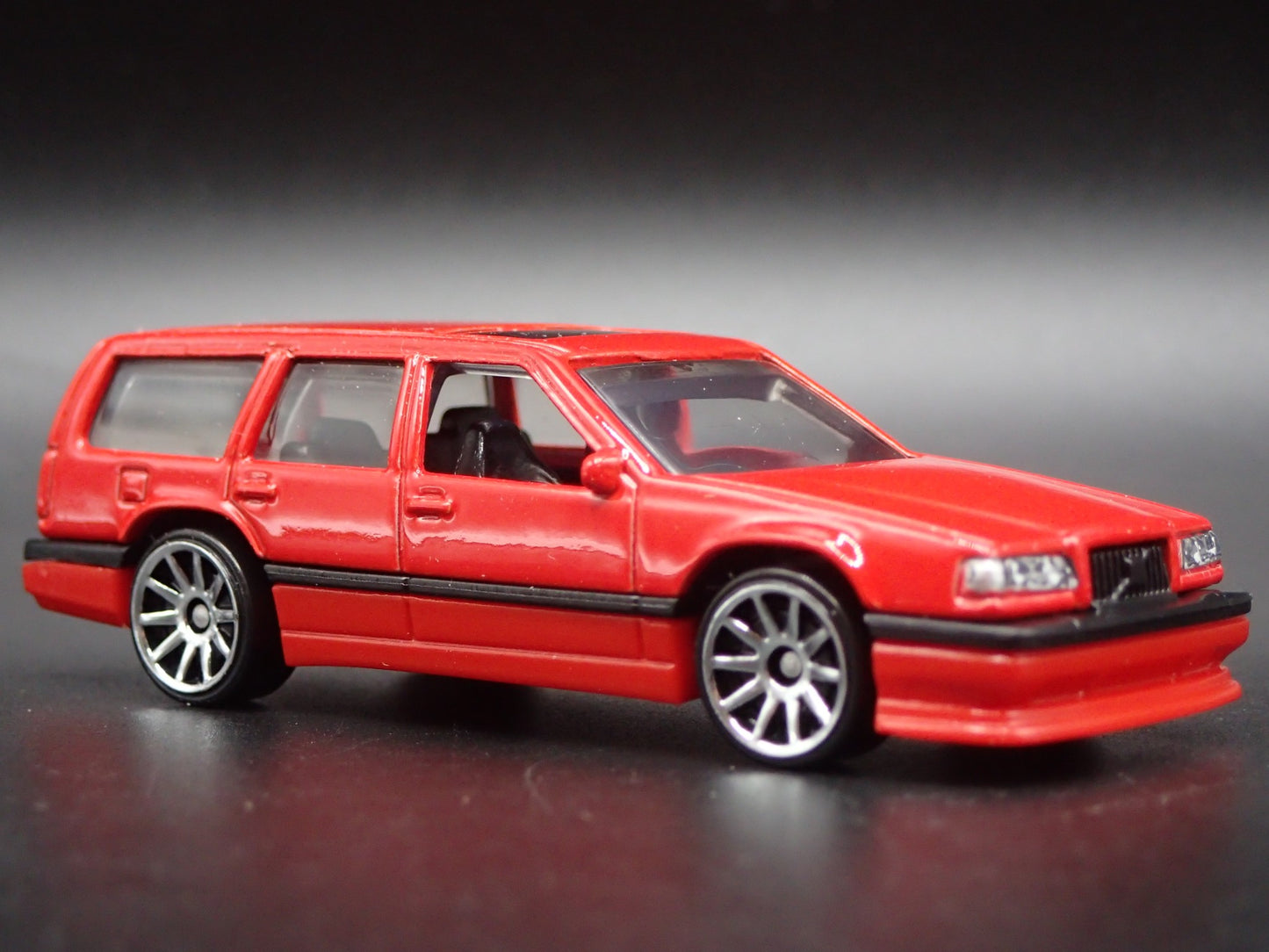 1993-1997 VOLVO 850 ESTATE STATION WAGON 1:64 SCALE DIORAMA DIECAST MODEL CAR