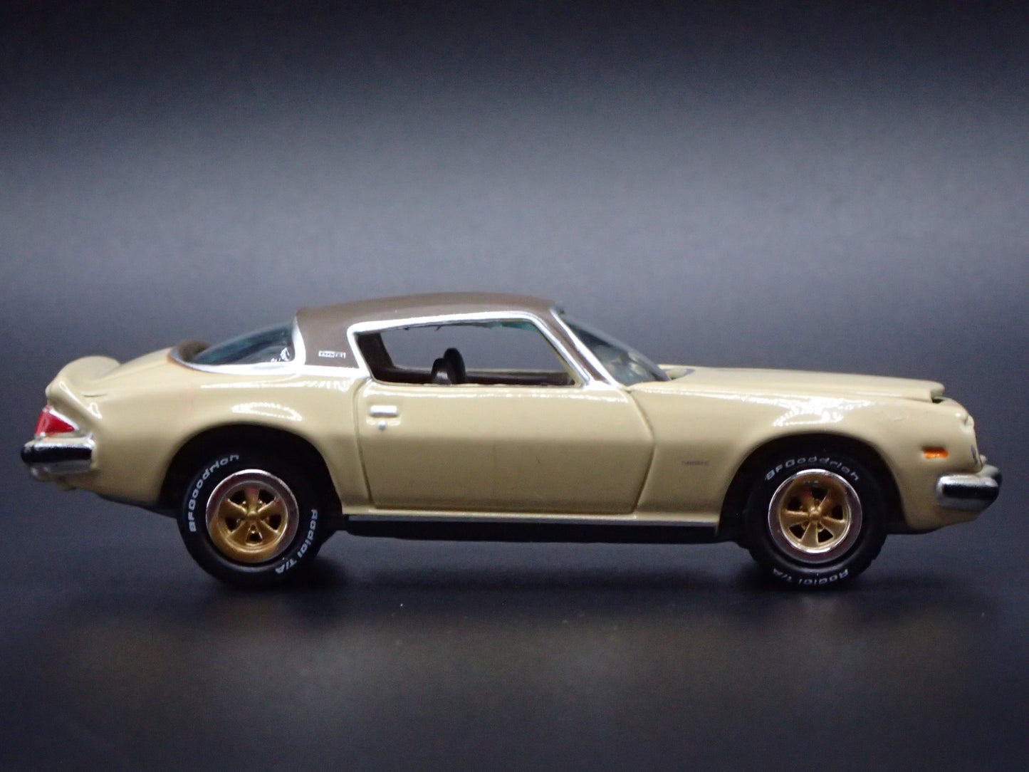 1975 75 CHEVY CHEVROLET CAMARO Z28 CREAM 1:64 SCALE DIORAMA DIECAST MODEL CAR