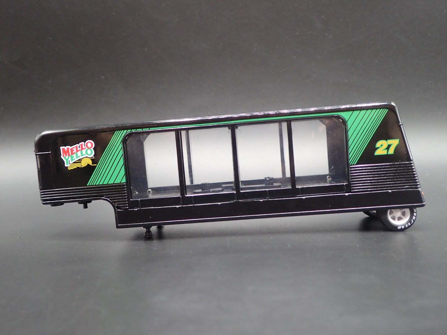 MELLO YELLO WINDOW CAR HAULER TRAILER OPENING DOOR 1:64 SCALE DIECAST MODEL CAR