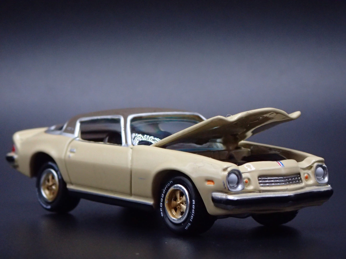 1975 75 CHEVY CHEVROLET CAMARO Z28 CREAM 1:64 SCALE DIORAMA DIECAST MODEL CAR