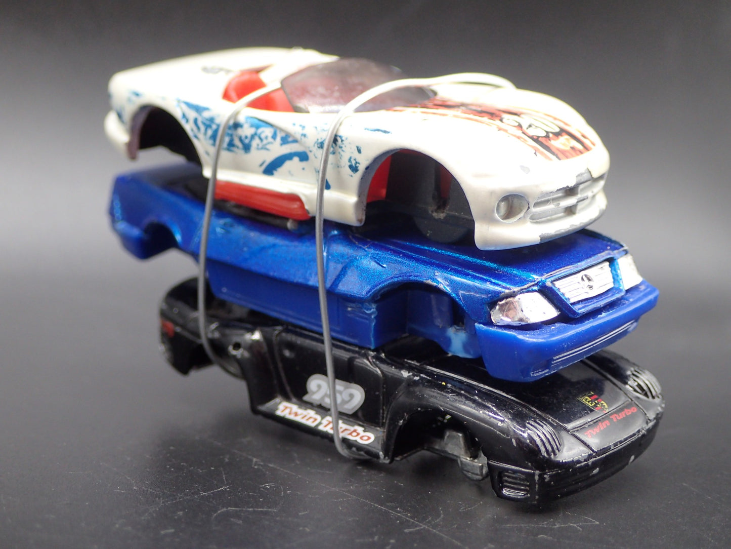 SPORTS CARS 3 CARS CRUSHED ON A FLATBED TRAILER 1:64 SCALE DIECAST MODEL CAR
