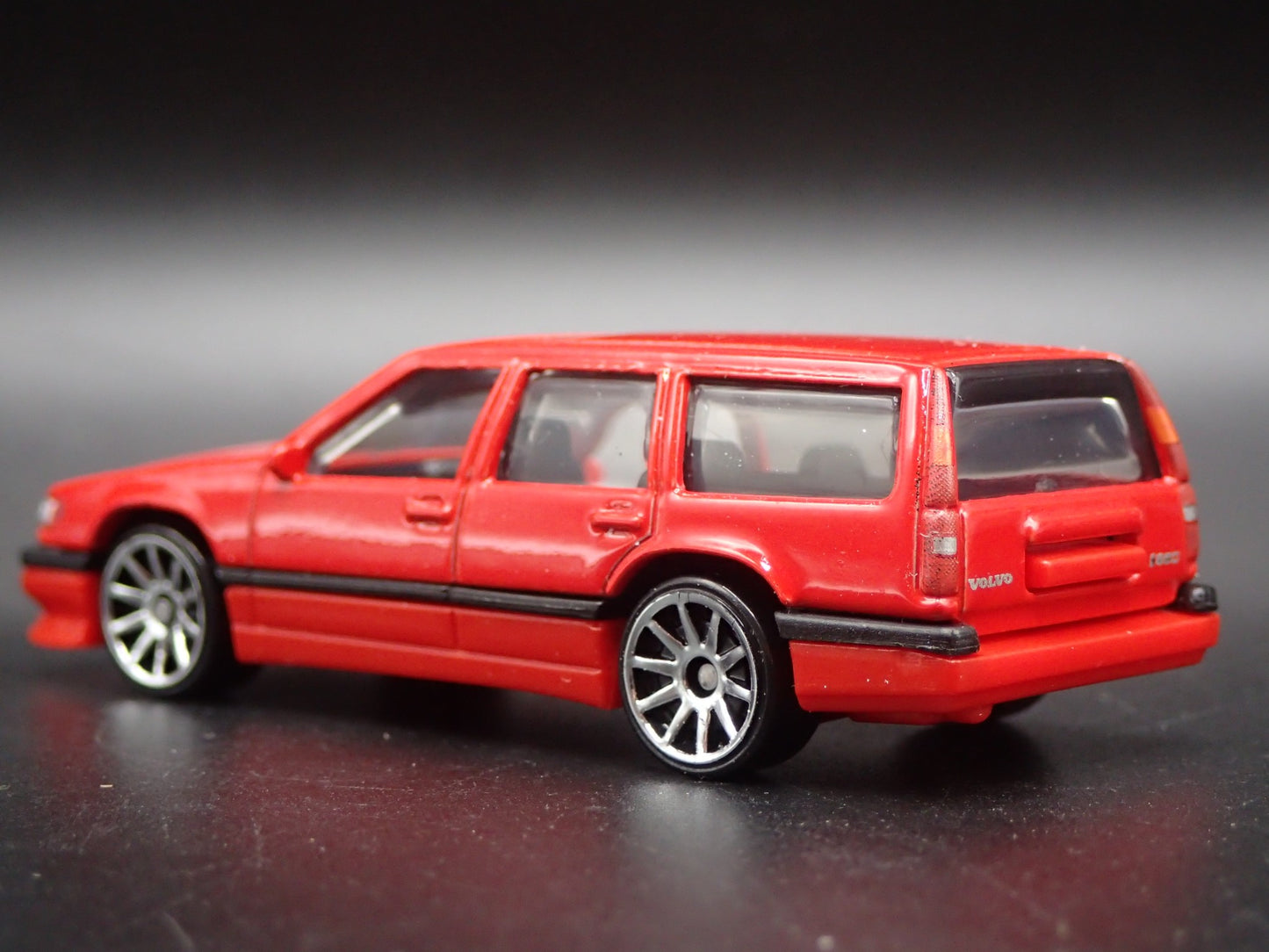 1993-1997 VOLVO 850 ESTATE STATION WAGON 1:64 SCALE DIORAMA DIECAST MODEL CAR