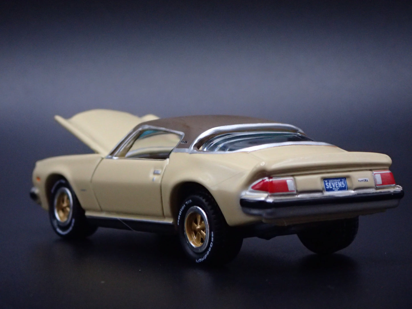 1975 75 CHEVY CHEVROLET CAMARO Z28 CREAM 1:64 SCALE DIORAMA DIECAST MODEL CAR