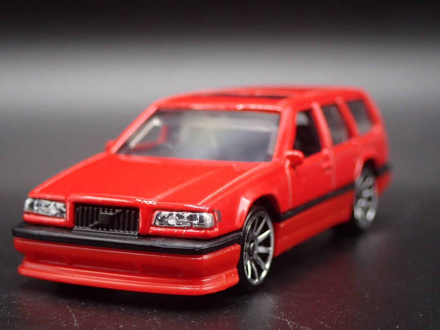 1993-1997 VOLVO 850 ESTATE STATION WAGON 1:64 SCALE DIORAMA DIECAST MODEL CAR