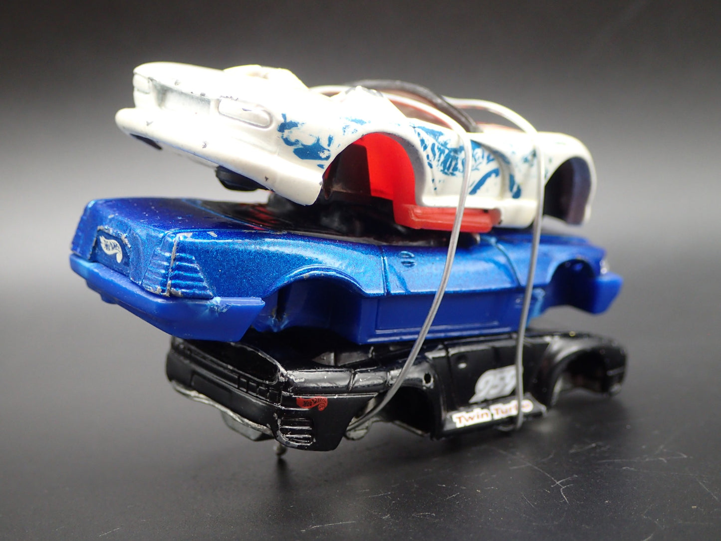 SPORTS CARS 3 CARS CRUSHED ON A FLATBED TRAILER 1:64 SCALE DIECAST MODEL CAR