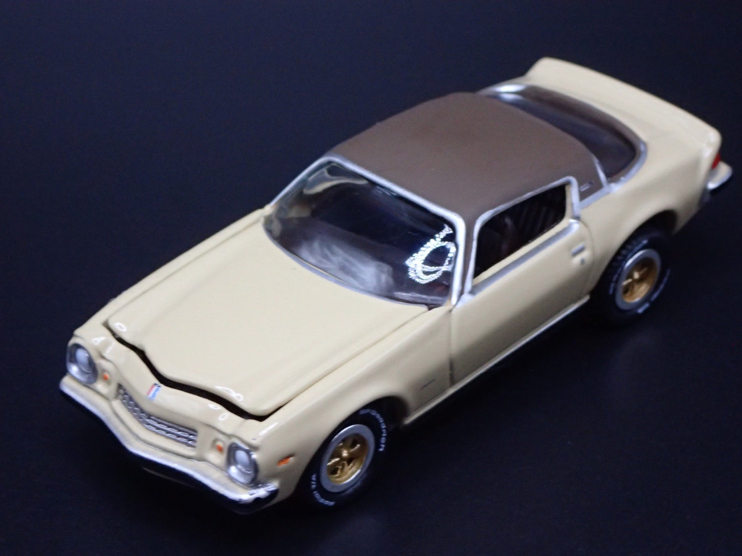1975 75 CHEVY CHEVROLET CAMARO Z28 CREAM 1:64 SCALE DIORAMA DIECAST MODEL CAR