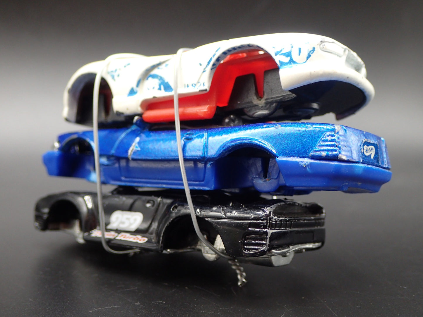 SPORTS CARS 3 CARS CRUSHED ON A FLATBED TRAILER 1:64 SCALE DIECAST MODEL CAR