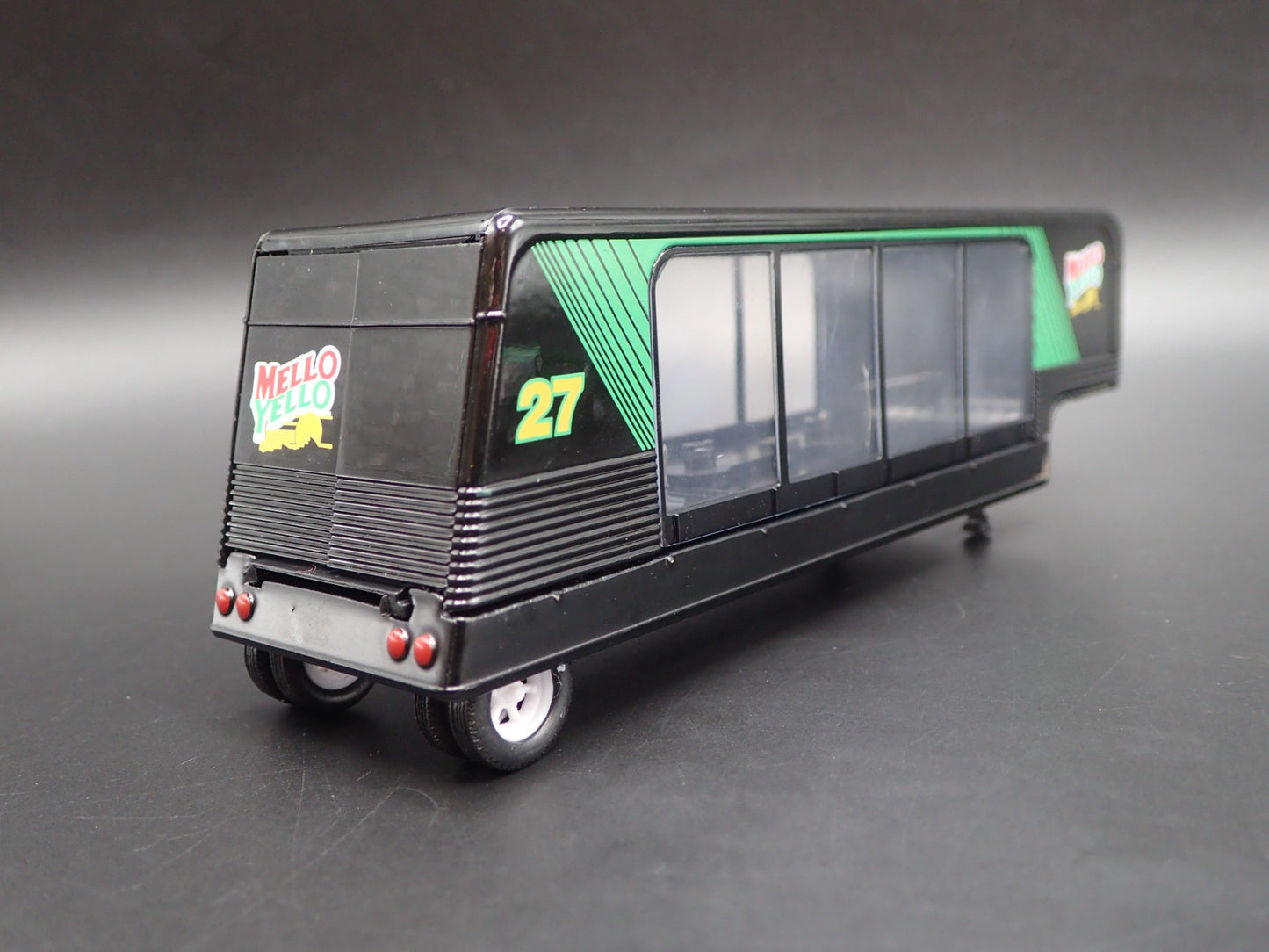 MELLO YELLO WINDOW CAR HAULER TRAILER OPENING DOOR 1:64 SCALE DIECAST MODEL CAR