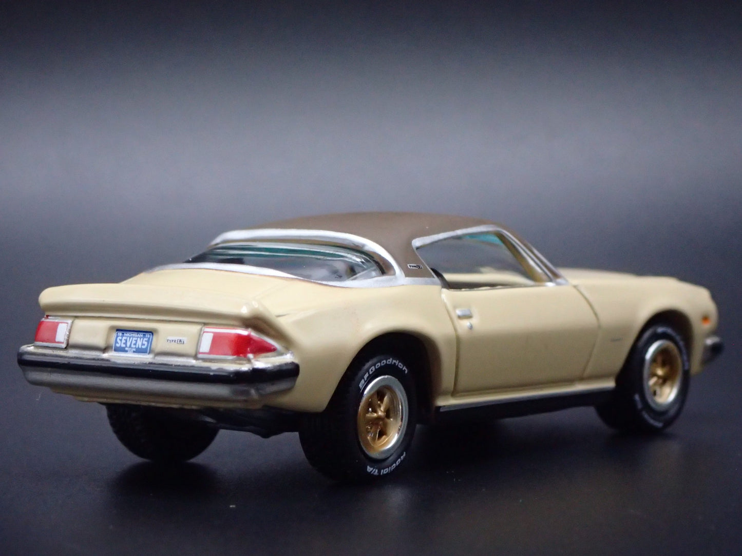 1975 75 CHEVY CHEVROLET CAMARO Z28 CREAM 1:64 SCALE DIORAMA DIECAST MODEL CAR
