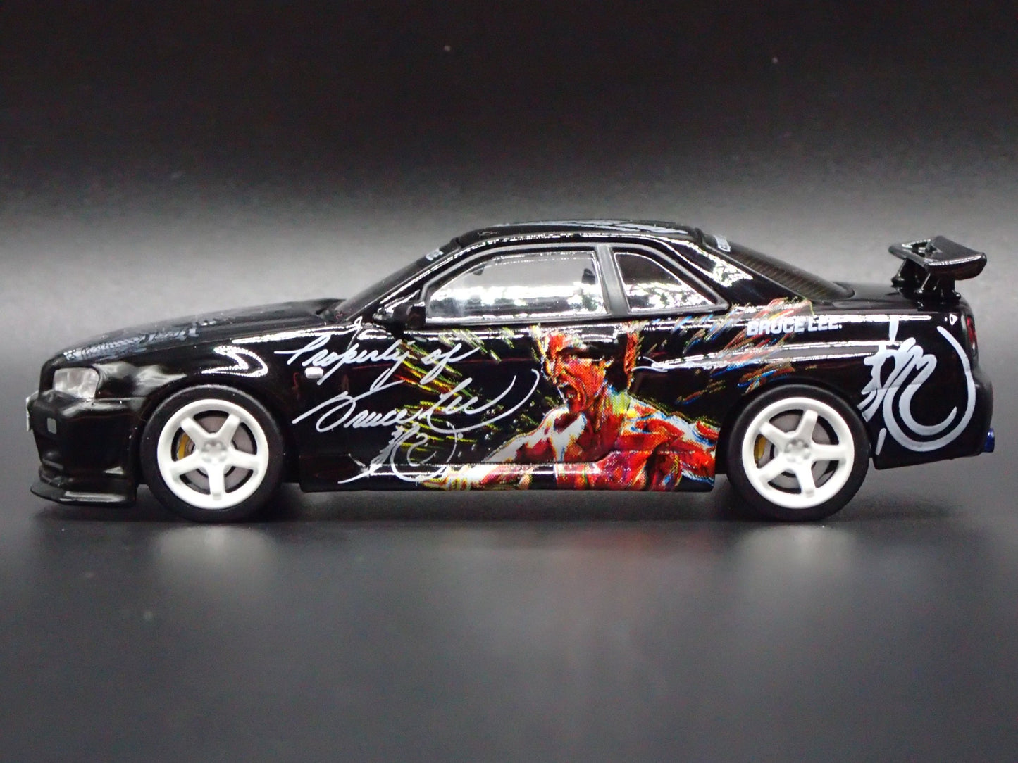 1999-2002 NISSAN SKYLINE GTR R34 BRUCE LEE 1:64 SCALE DIORAMA DIECAST MODEL CAR