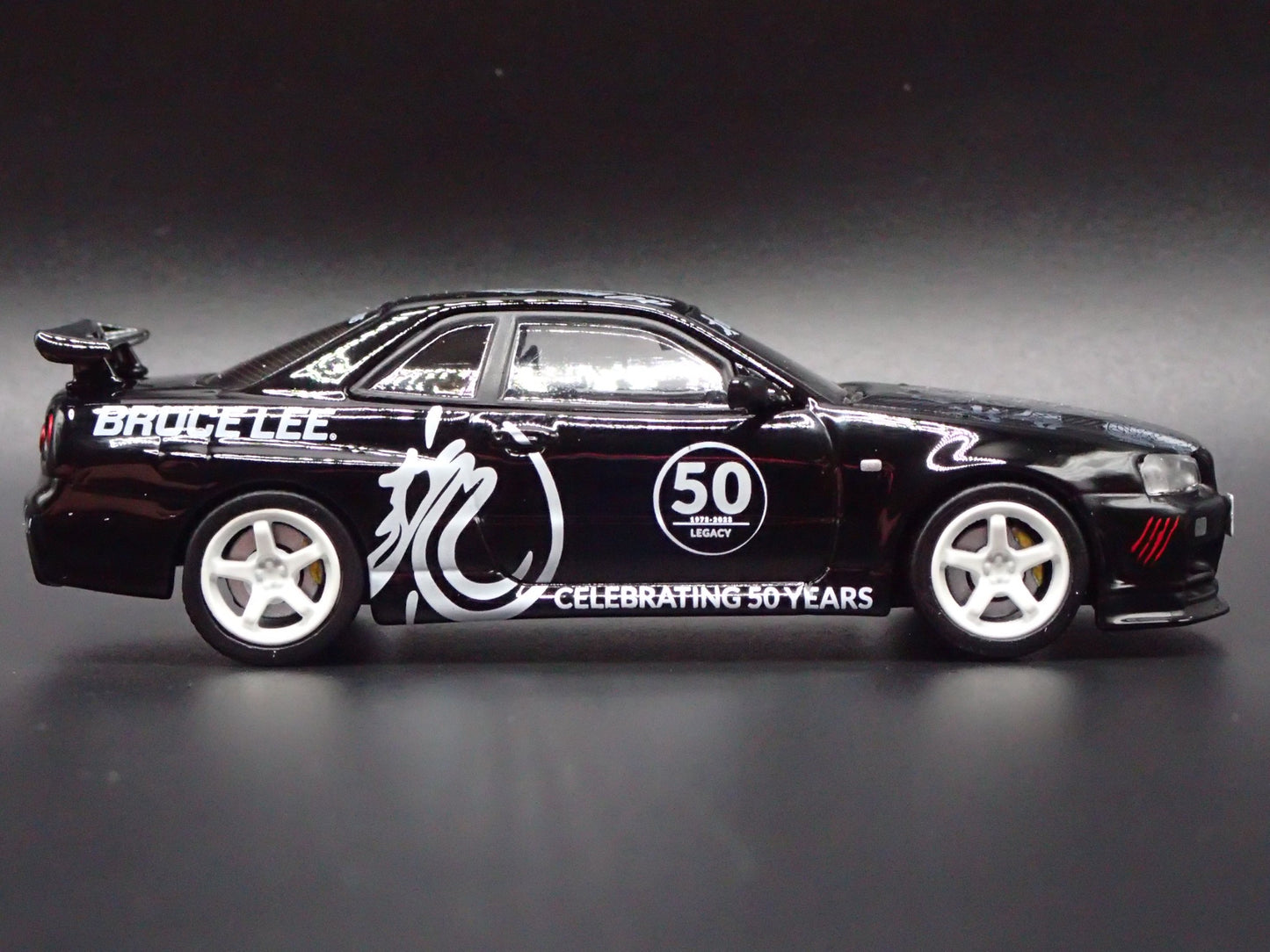 1999-2002 NISSAN SKYLINE GTR R34 BRUCE LEE 1:64 SCALE DIORAMA DIECAST MODEL CAR