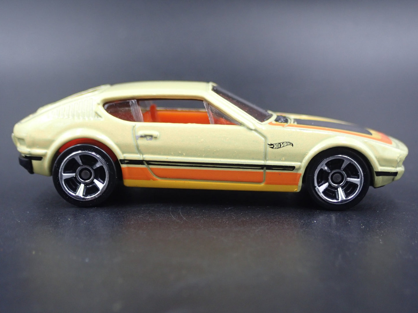 1972-1976 VW VOLKSWAGEN SP2 1:64 SCALE COLLECTIBLE DIORAMA DIECAST MODEL CAR