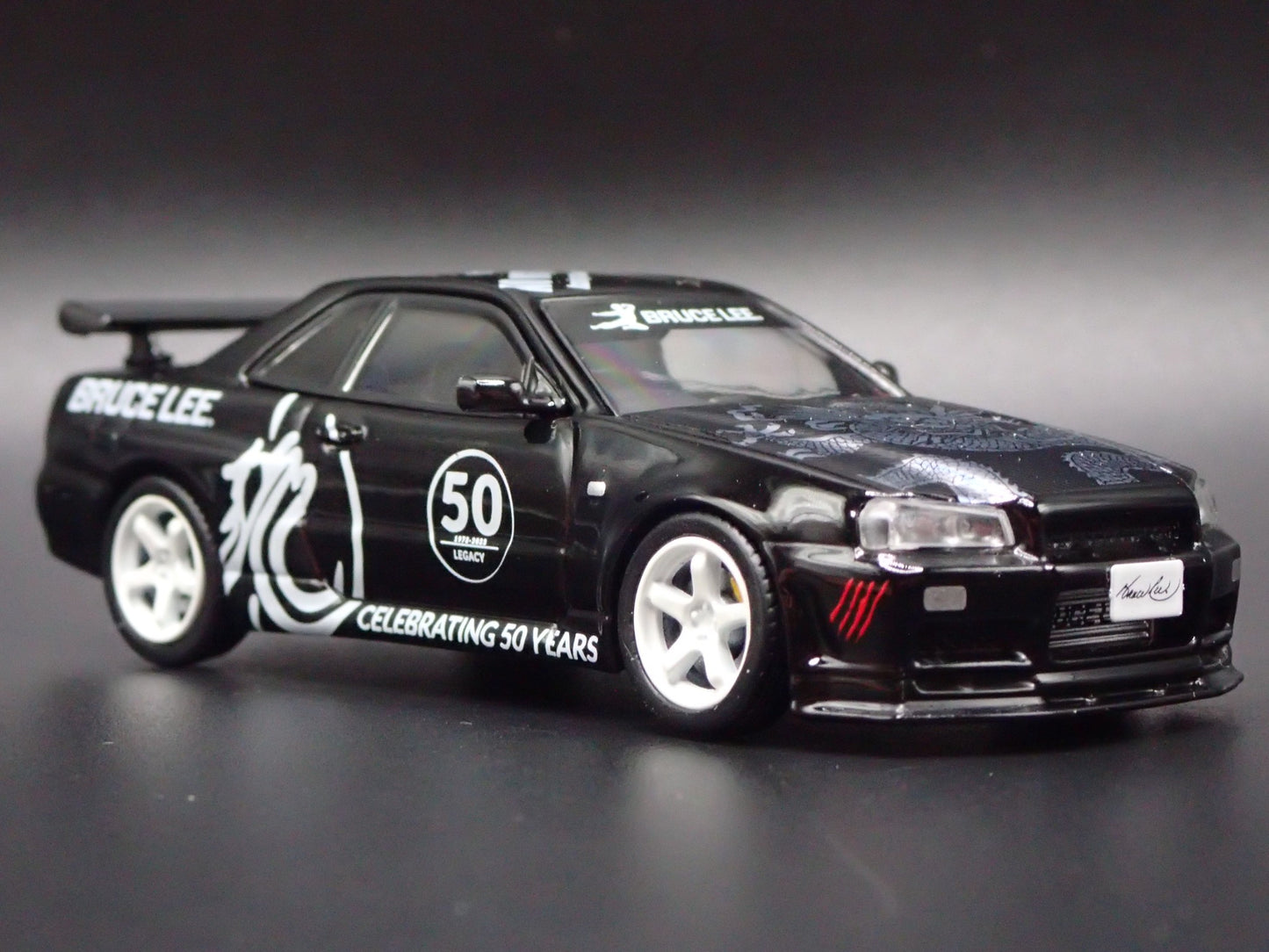 1999-2002 NISSAN SKYLINE GTR R34 BRUCE LEE 1:64 SCALE DIORAMA DIECAST MODEL CAR