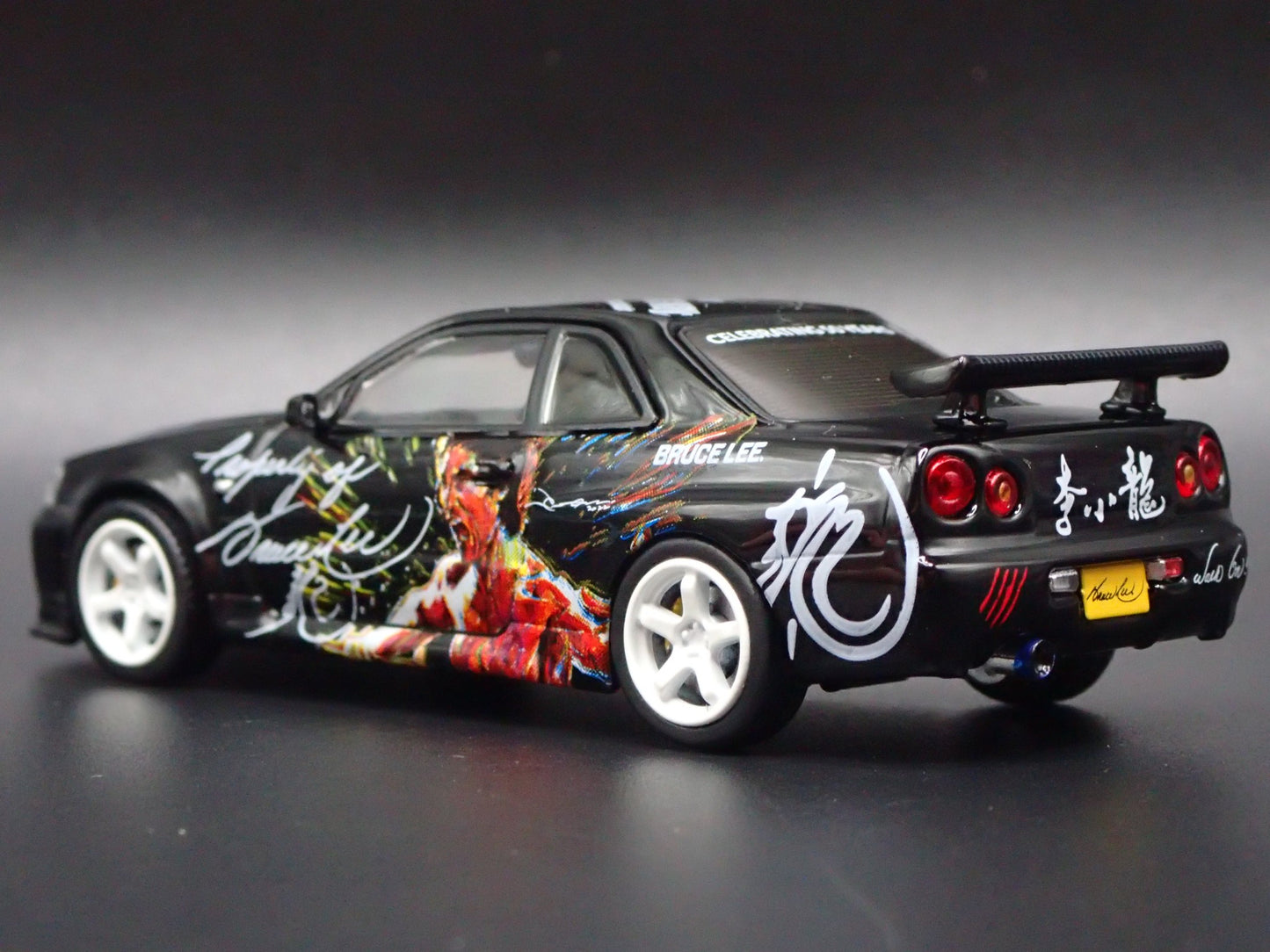 1999-2002 NISSAN SKYLINE GTR R34 BRUCE LEE 1:64 SCALE DIORAMA DIECAST MODEL CAR