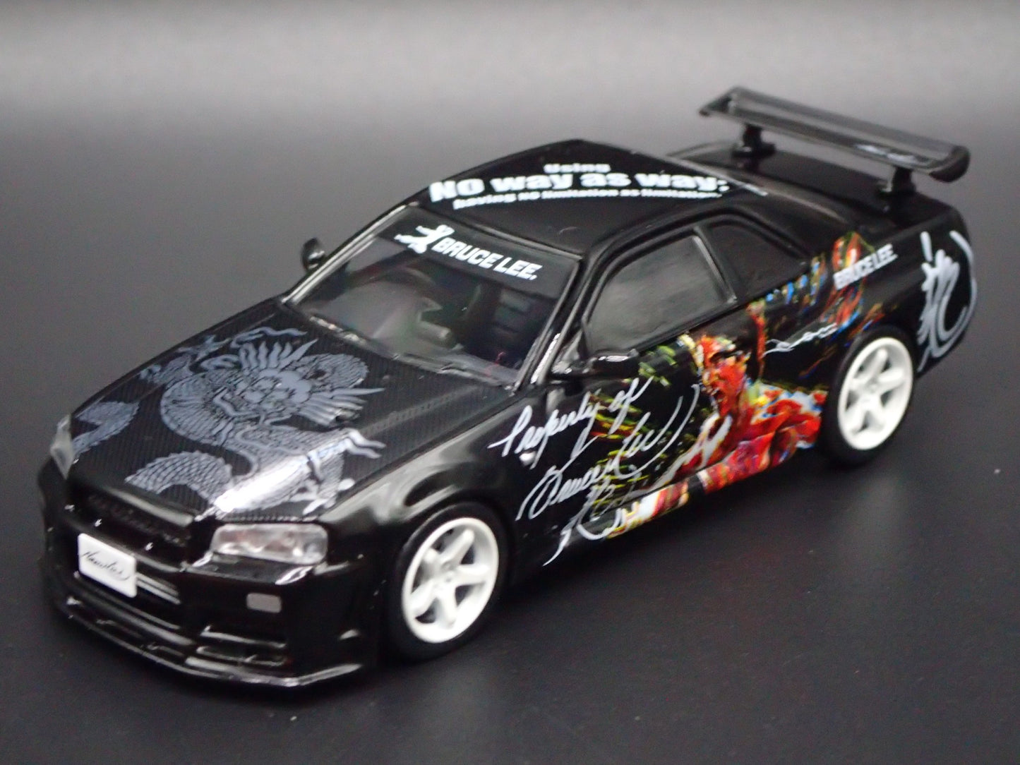 1999-2002 NISSAN SKYLINE GTR R34 BRUCE LEE 1:64 SCALE DIORAMA DIECAST MODEL CAR