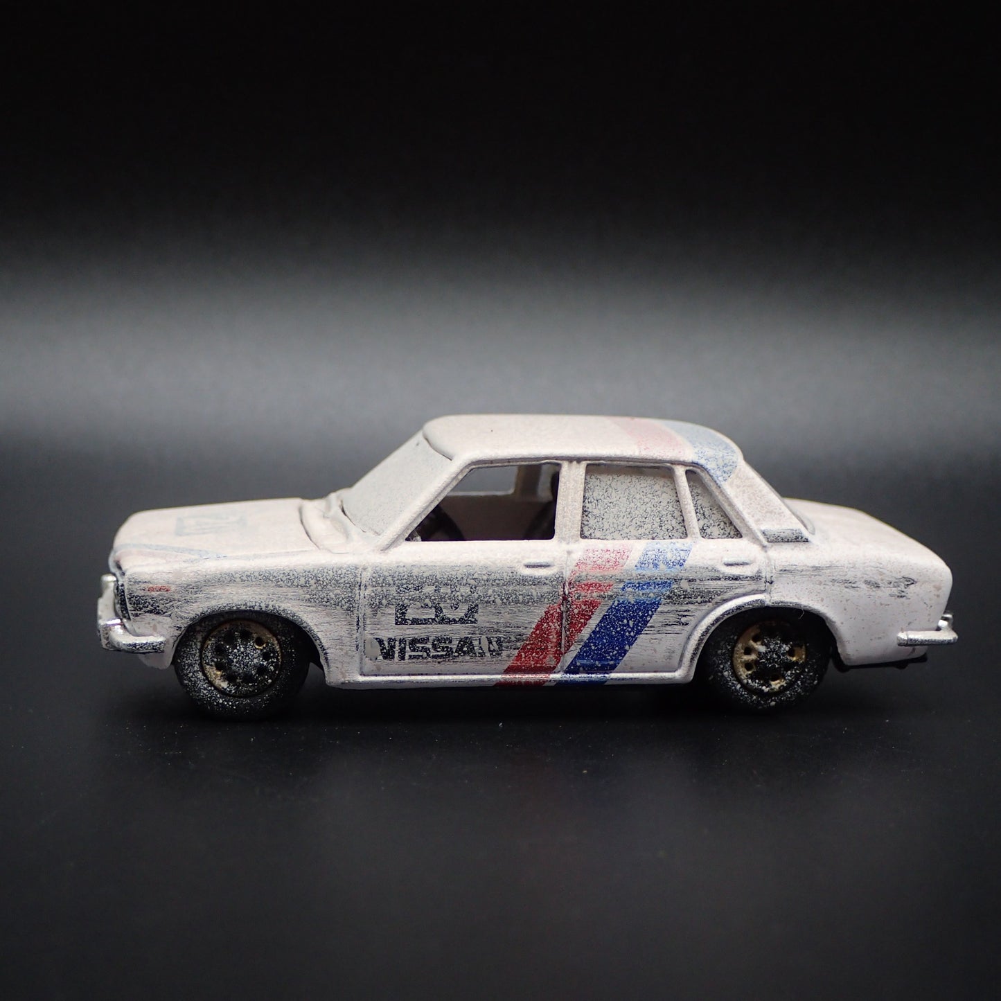 1967-1973 DATSUN BLUEBIRD 1600 SSS FOUR DOOR BARN FIND 1:64 DIECAST MODEL CAR