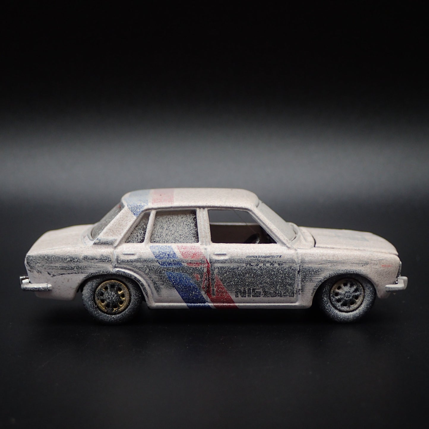 1967-1973 DATSUN BLUEBIRD 1600 SSS FOUR DOOR BARN FIND 1:64 DIECAST MODEL CAR