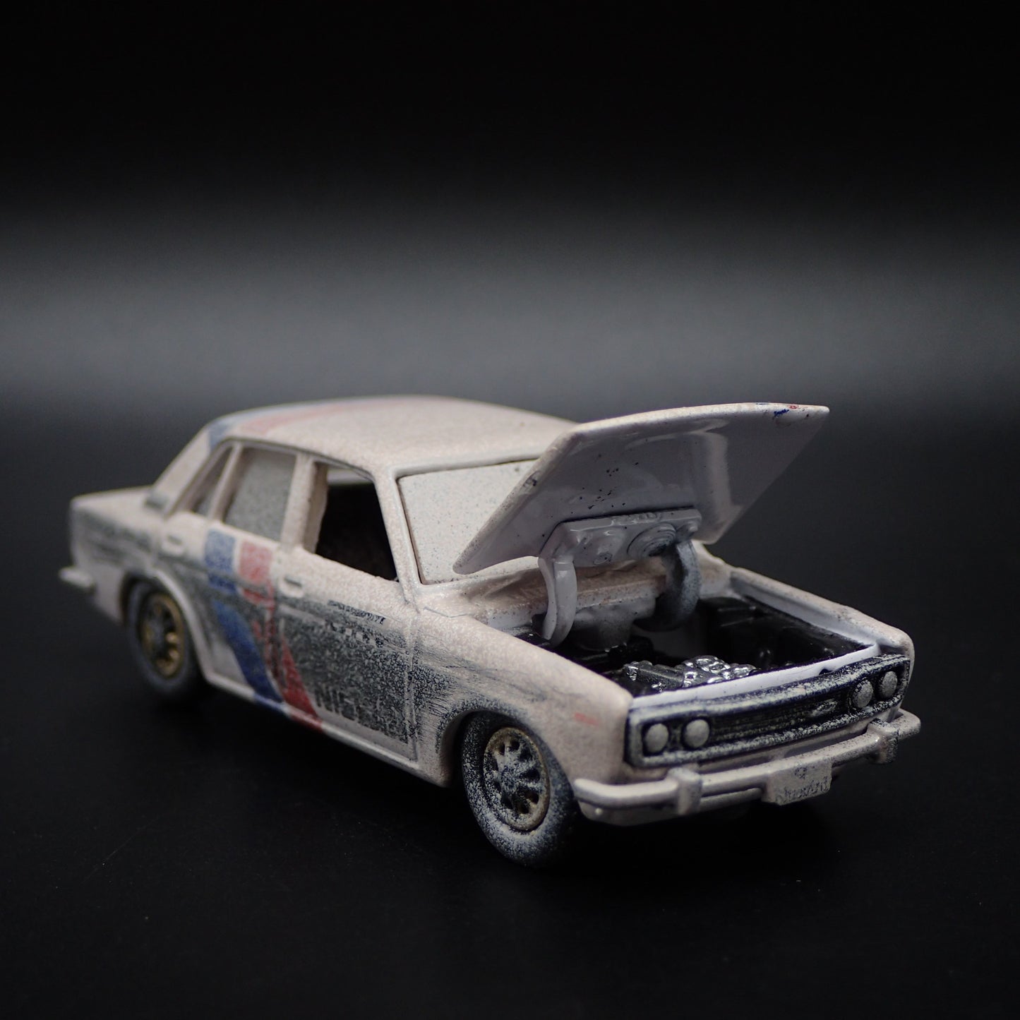 1967-1973 DATSUN BLUEBIRD 1600 SSS FOUR DOOR BARN FIND 1:64 DIECAST MODEL CAR