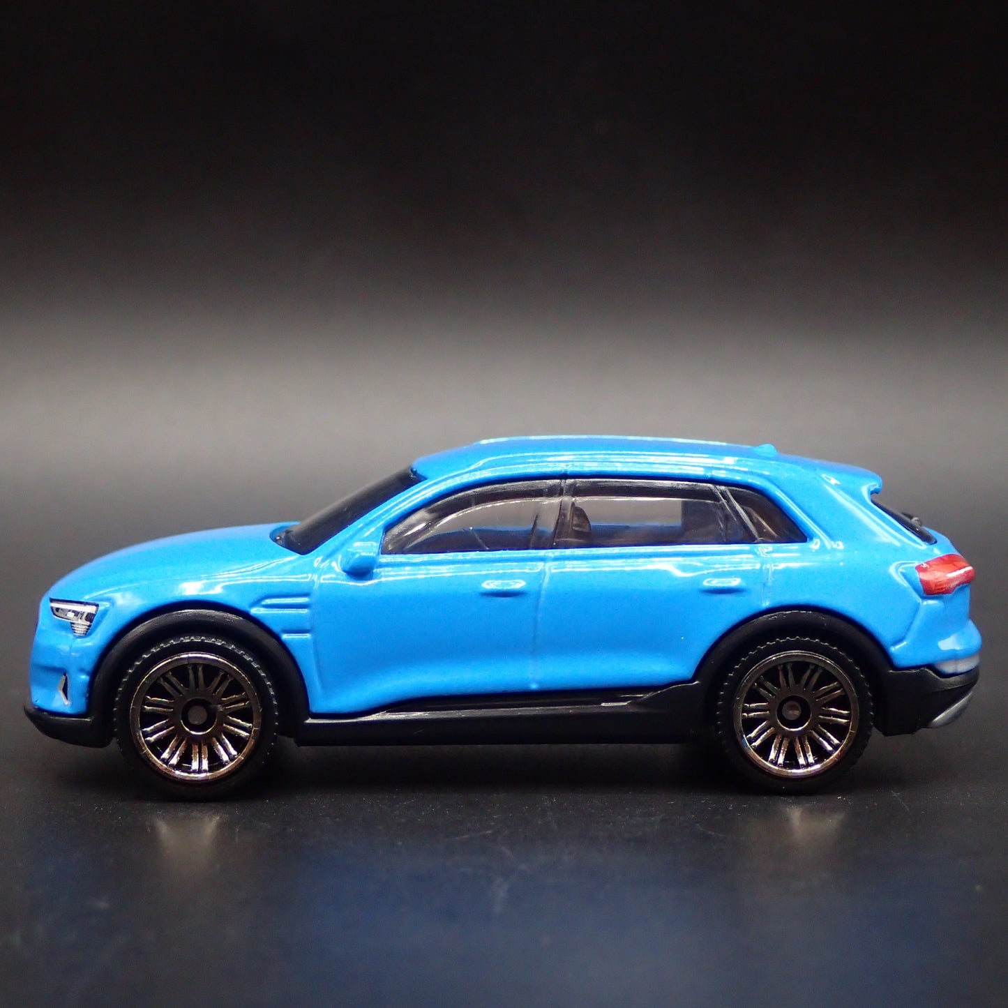 2018-2025 AUDI E TRON SUV BLUE 1:64 SCALE COLLECTIBLE DIORAMA DIECAST MODEL CAR