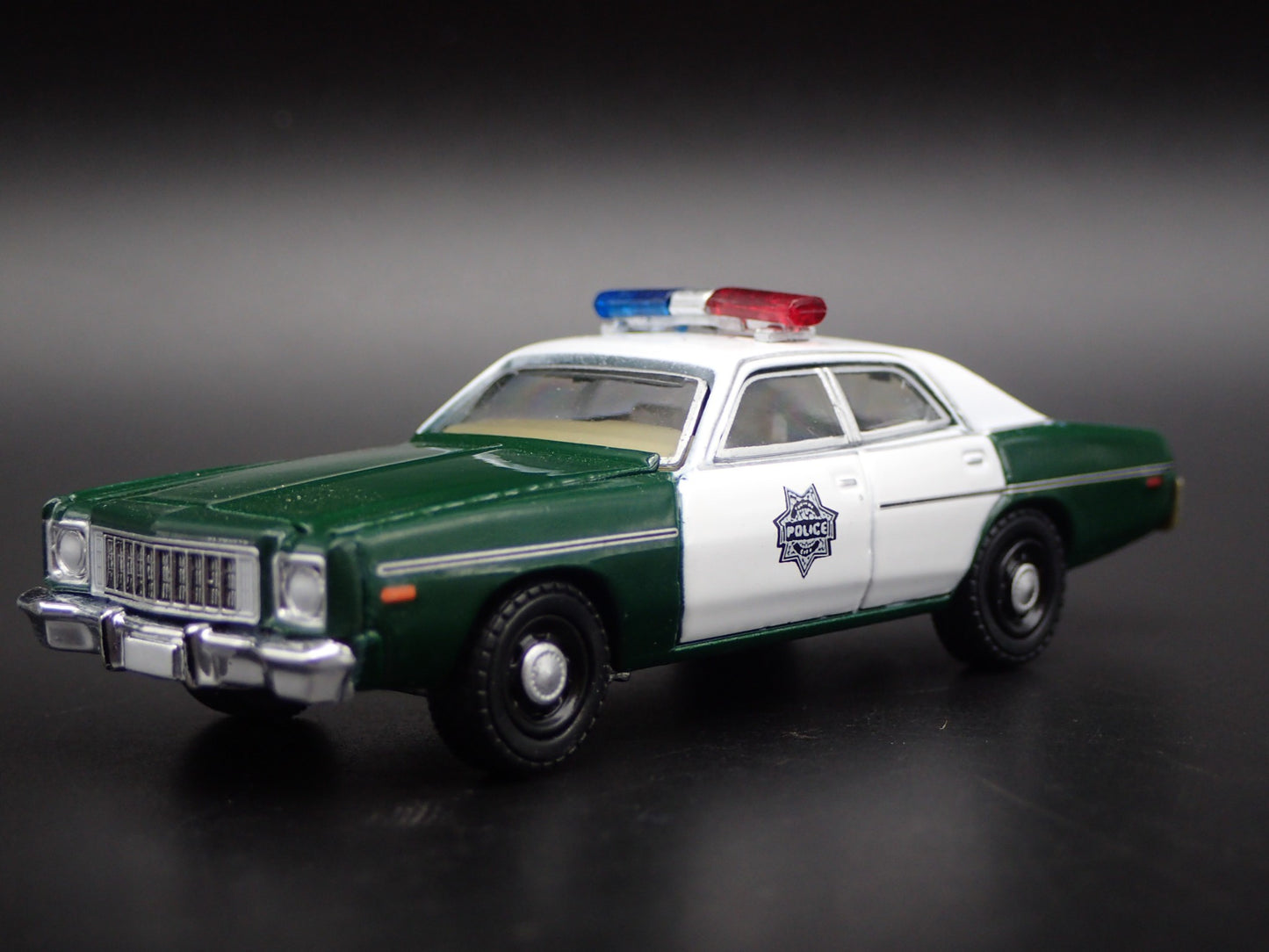 1975 75 PLYMOUTH FURY CAPITAL CITY POLICE 1:64 SCALE DIORAMA DIECAST MODEL CAR