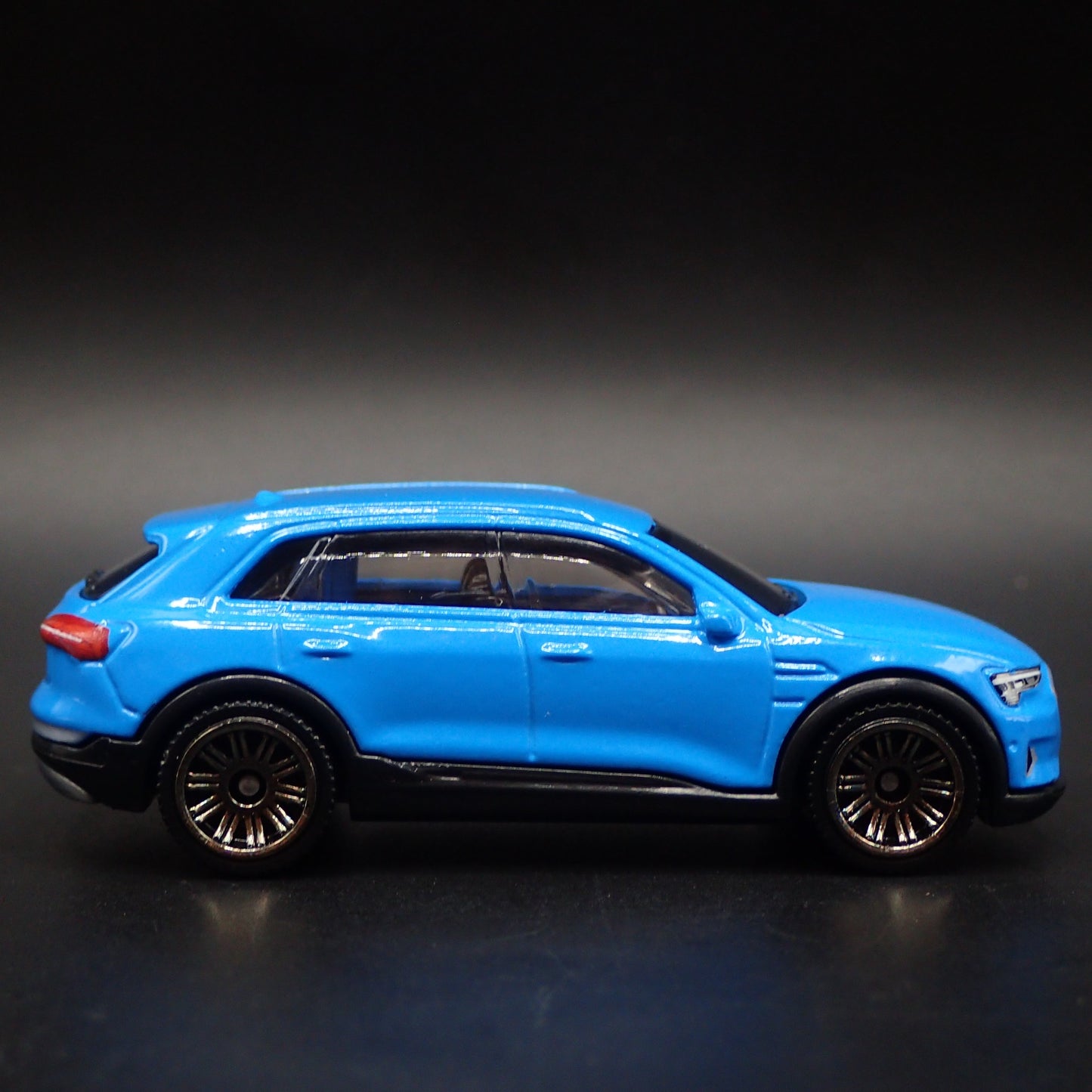 2018-2025 AUDI E TRON SUV BLUE 1:64 SCALE COLLECTIBLE DIORAMA DIECAST MODEL CAR