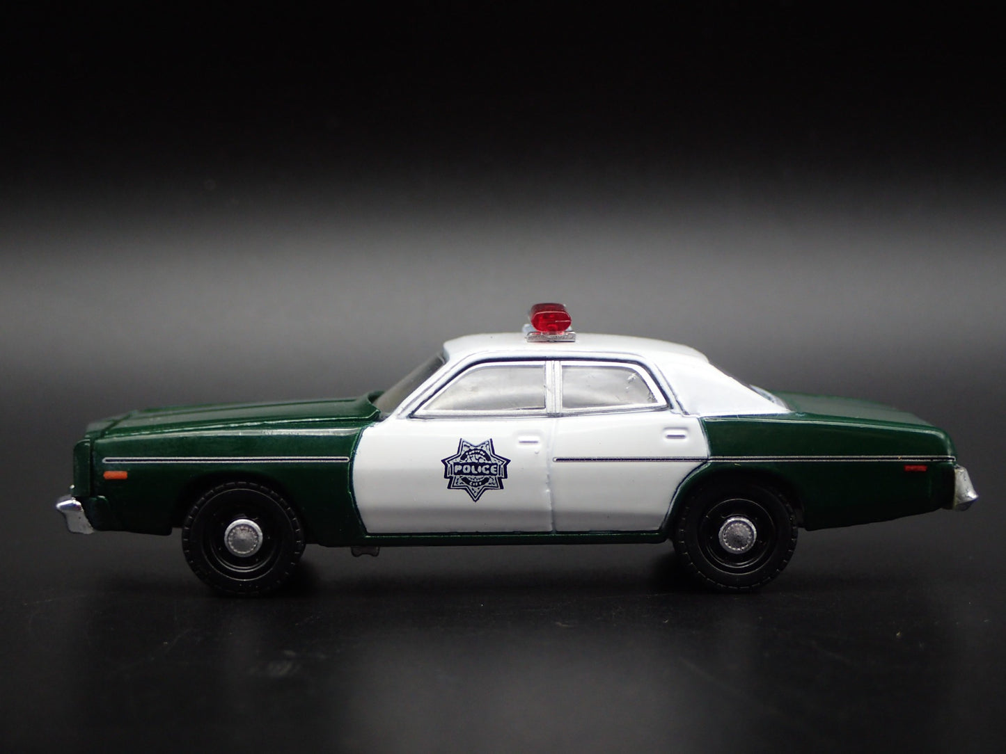 1975 75 PLYMOUTH FURY CAPITAL CITY POLICE 1:64 SCALE DIORAMA DIECAST MODEL CAR