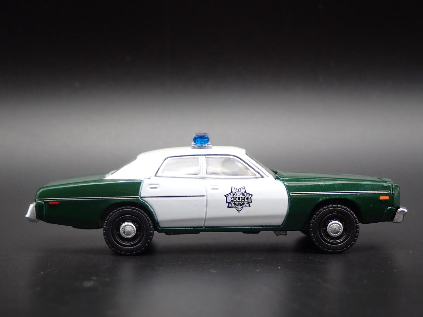 1975 75 PLYMOUTH FURY CAPITAL CITY POLICE 1:64 SCALE DIORAMA DIECAST MODEL CAR