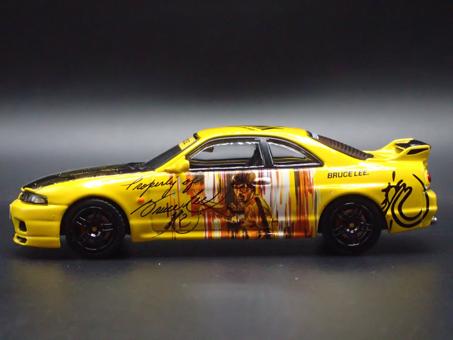 1993-1998 NISSAN SKYLINE GTR R33 BRUCE LEE 1:64 SCALE DIORAMA DIECAST MODEL CAR