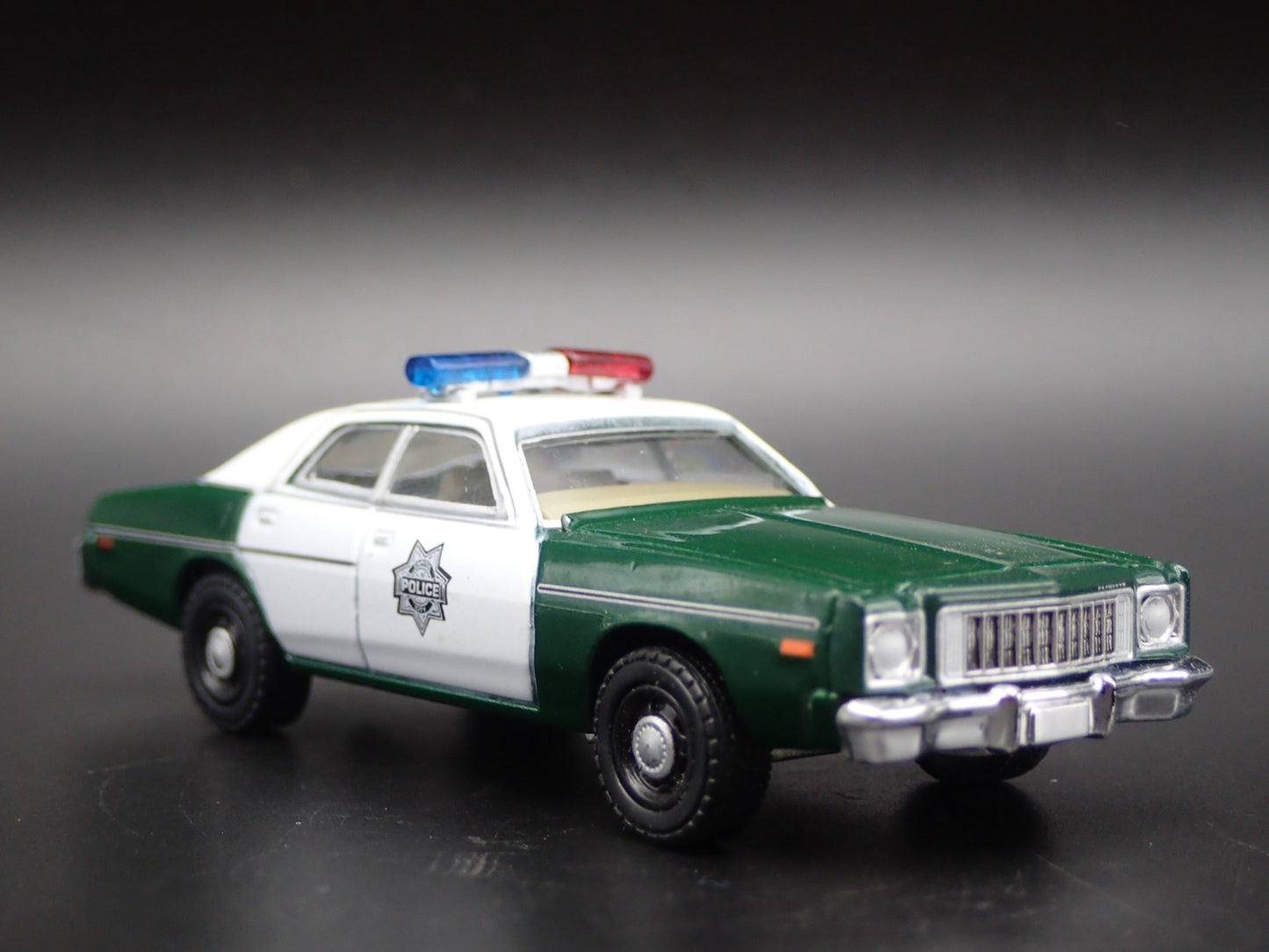 1975 75 PLYMOUTH FURY CAPITAL CITY POLICE 1:64 SCALE DIORAMA DIECAST MODEL CAR