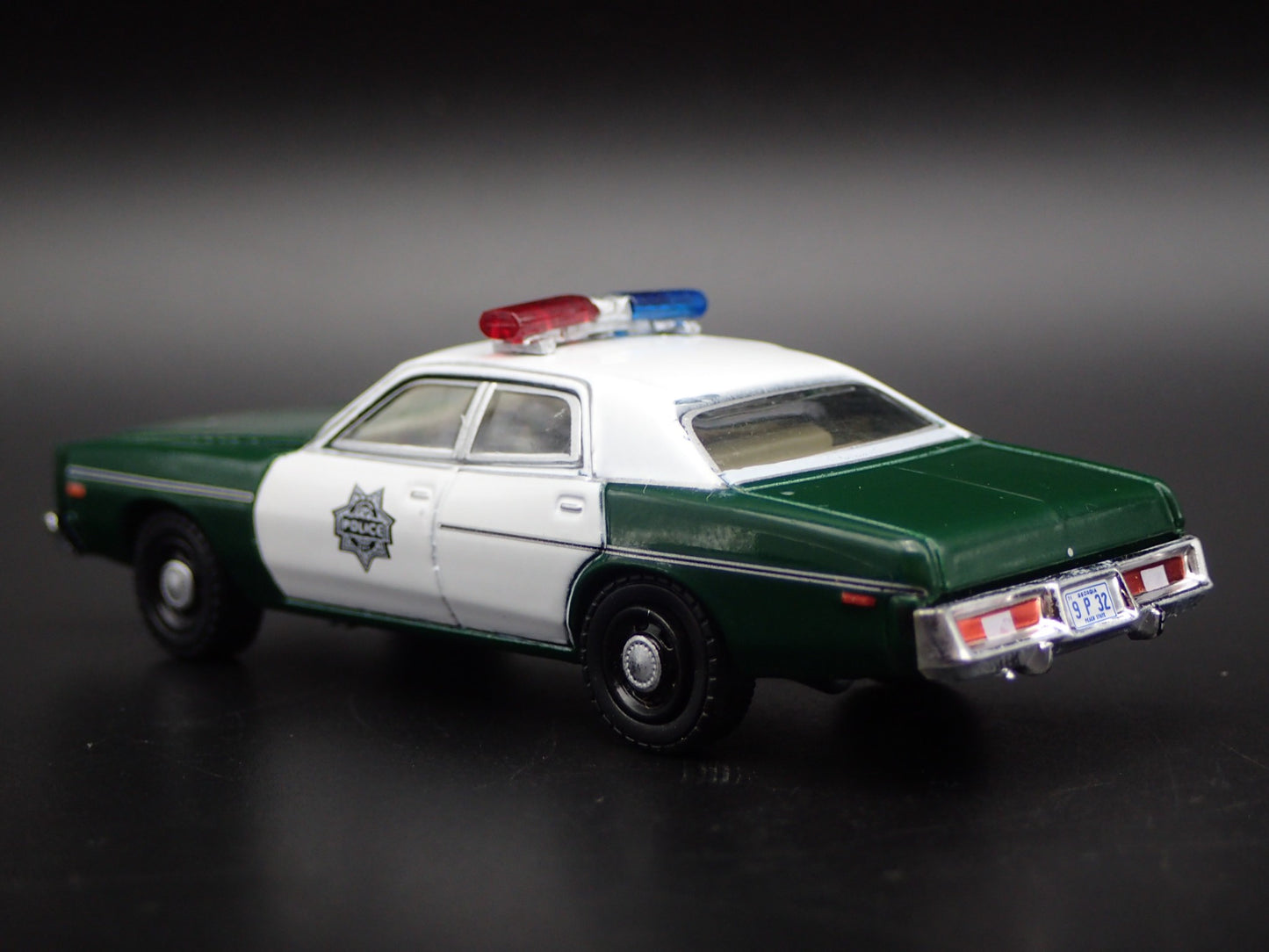 1975 75 PLYMOUTH FURY CAPITAL CITY POLICE 1:64 SCALE DIORAMA DIECAST MODEL CAR