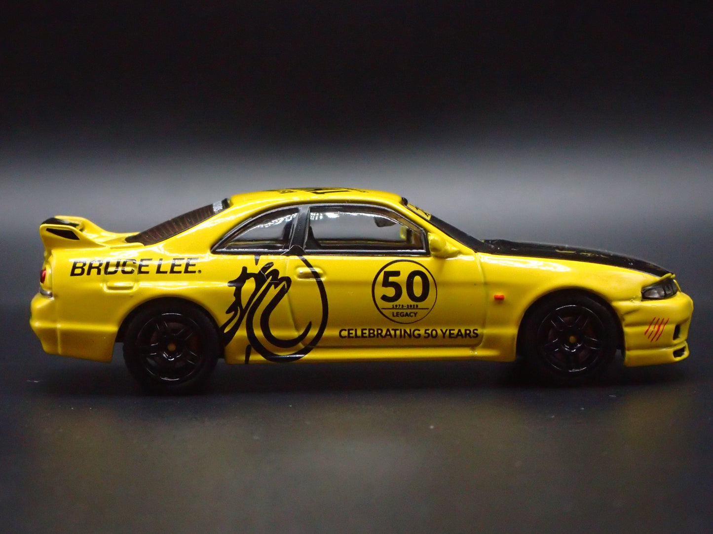 1993-1998 NISSAN SKYLINE GTR R33 BRUCE LEE 1:64 SCALE DIORAMA DIECAST MODEL CAR