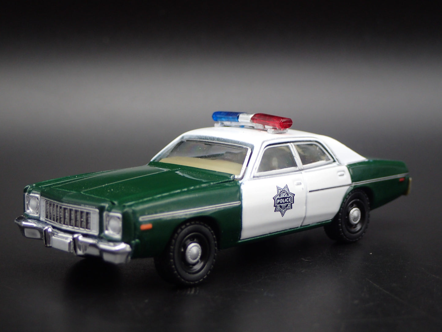 1975 75 PLYMOUTH FURY CAPITAL CITY POLICE 1:64 SCALE DIORAMA DIECAST MODEL CAR