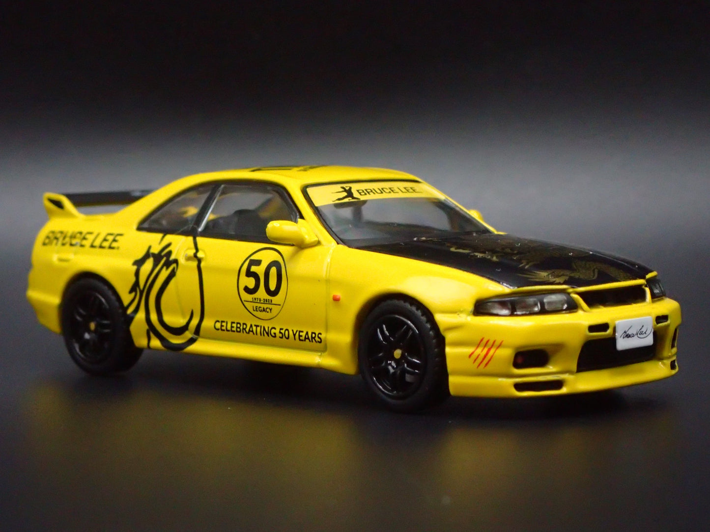 1993-1998 NISSAN SKYLINE GTR R33 BRUCE LEE 1:64 SCALE DIORAMA DIECAST MODEL CAR