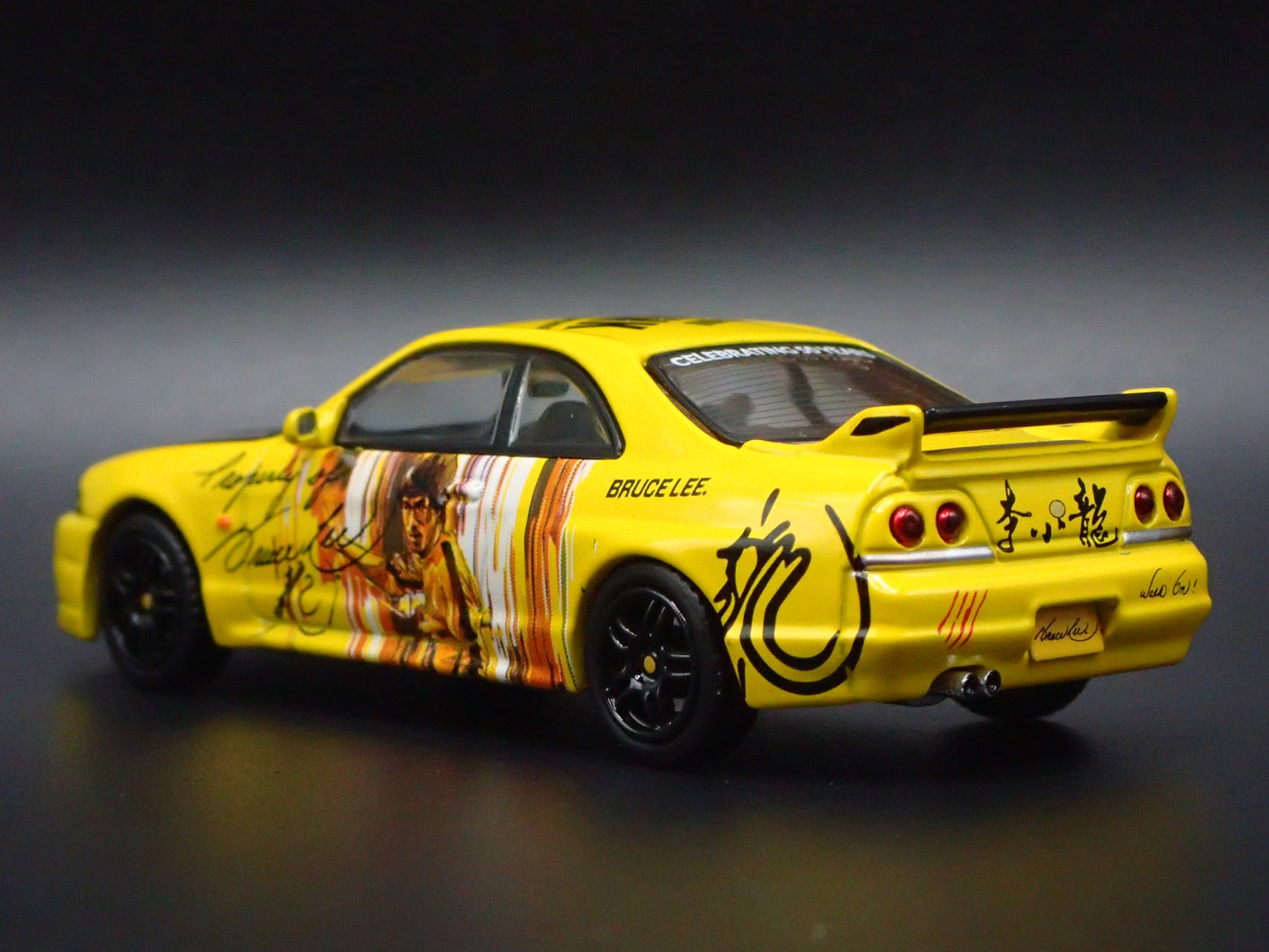 1993-1998 NISSAN SKYLINE GTR R33 BRUCE LEE 1:64 SCALE DIORAMA DIECAST MODEL CAR