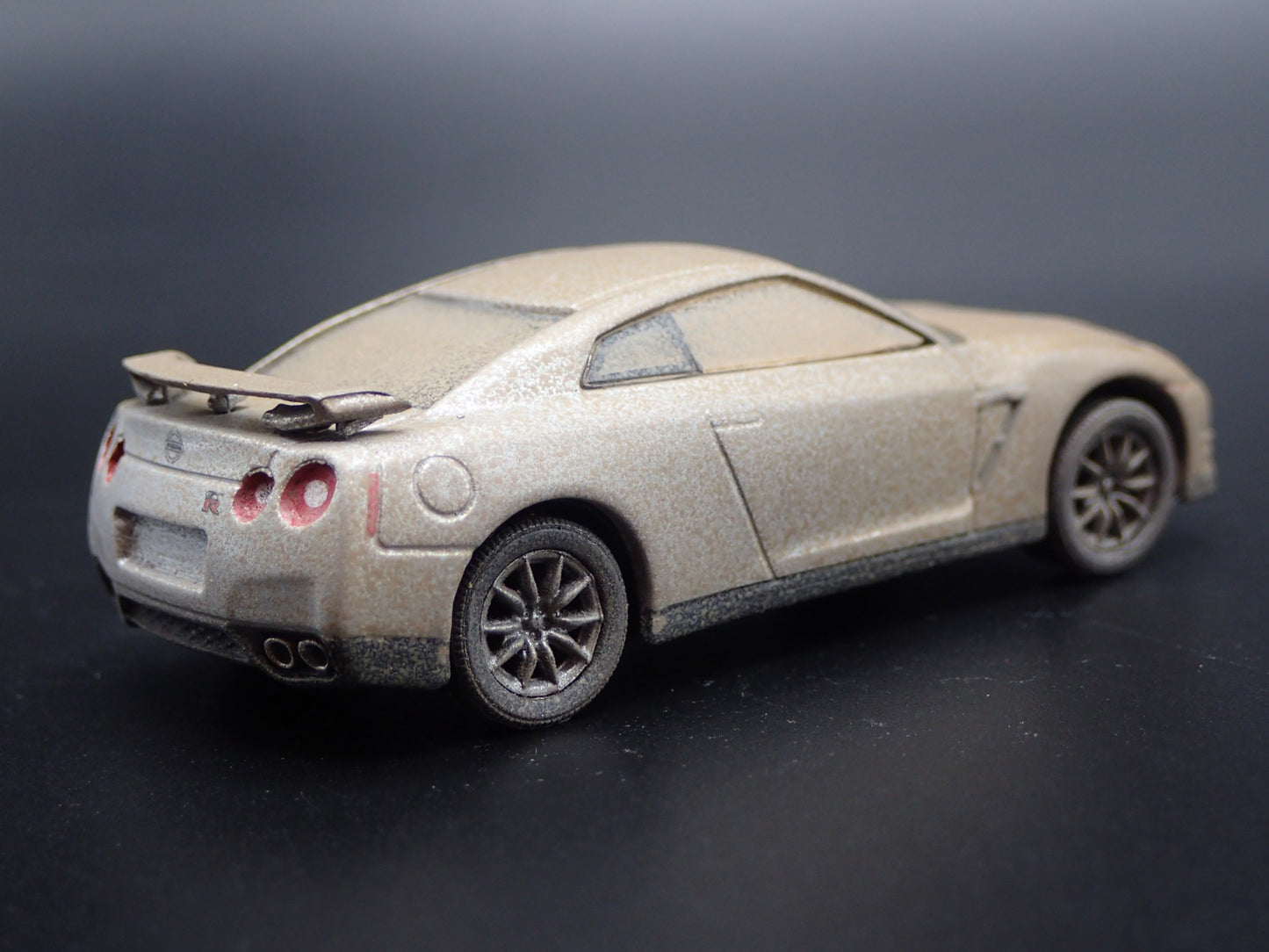 2007-2025 NISSAN GTR R35 SKYLINE ABANDONED 1:64 SCALE DIORAMA DIECAST MODEL CAR