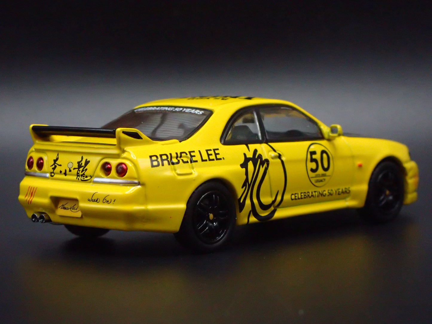 1993-1998 NISSAN SKYLINE GTR R33 BRUCE LEE 1:64 SCALE DIORAMA DIECAST MODEL CAR