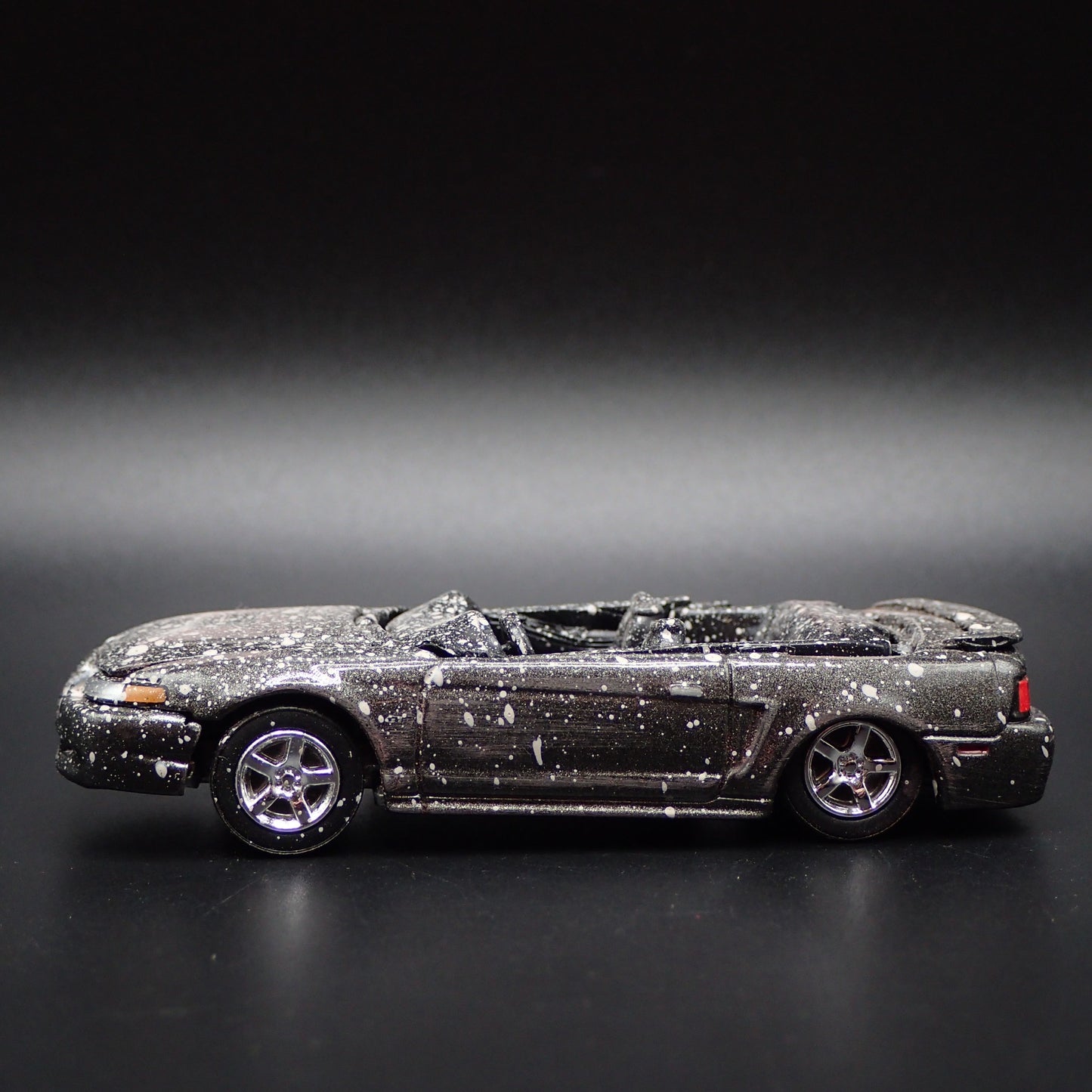 1999-2004 FORD MUSTANG GT CONVERTIBLE BARN FIND 1:64 SCALE DIECAST MODEL CAR