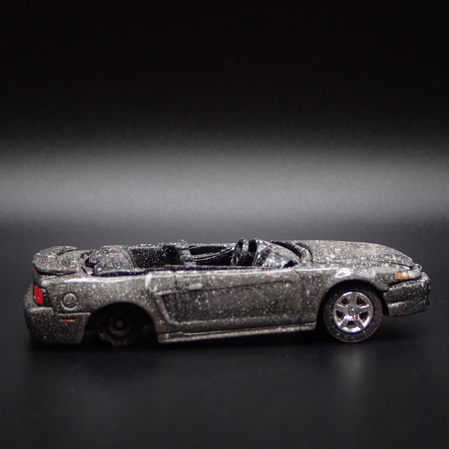 1999-2004 FORD MUSTANG GT CONVERTIBLE BARN FIND 1:64 SCALE DIECAST MODEL CAR