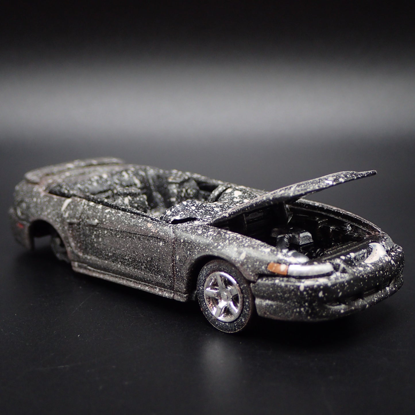 1999-2004 FORD MUSTANG GT CONVERTIBLE BARN FIND 1:64 SCALE DIECAST MODEL CAR