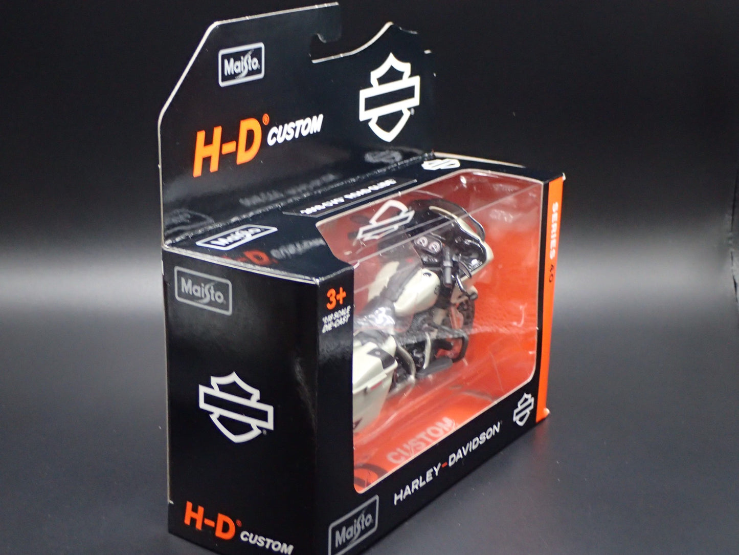 2018 18 CVO ROAD GLIDE HARLEY DAVIDSON MOTORCYCLE MAISTO SERIES 40 1/18 MODEL