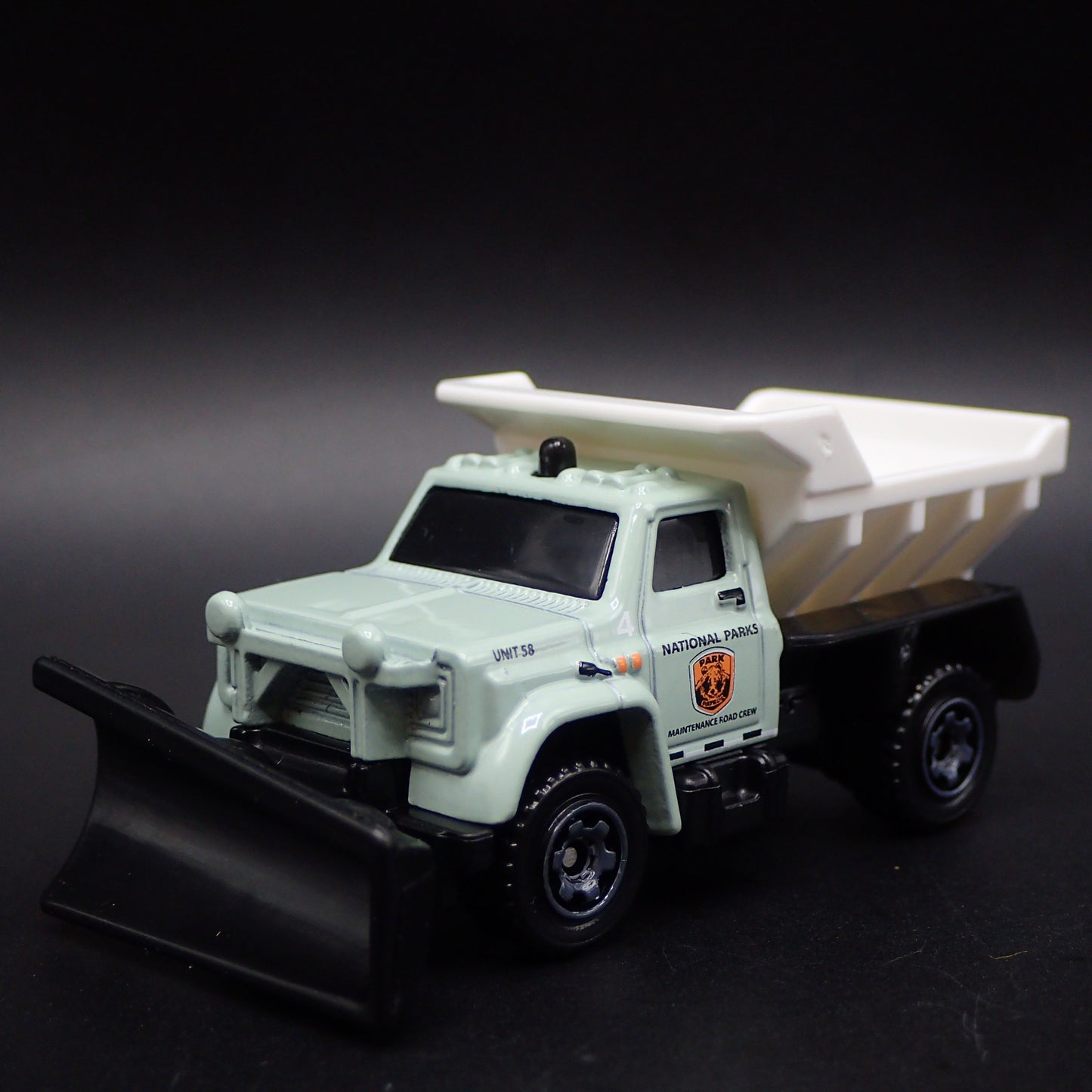 CHEVROLET TRUCK SNOW PLOW NATIONAL PARKS W/ HITCH 1:64 SCALE DIECAST MODEL CAR