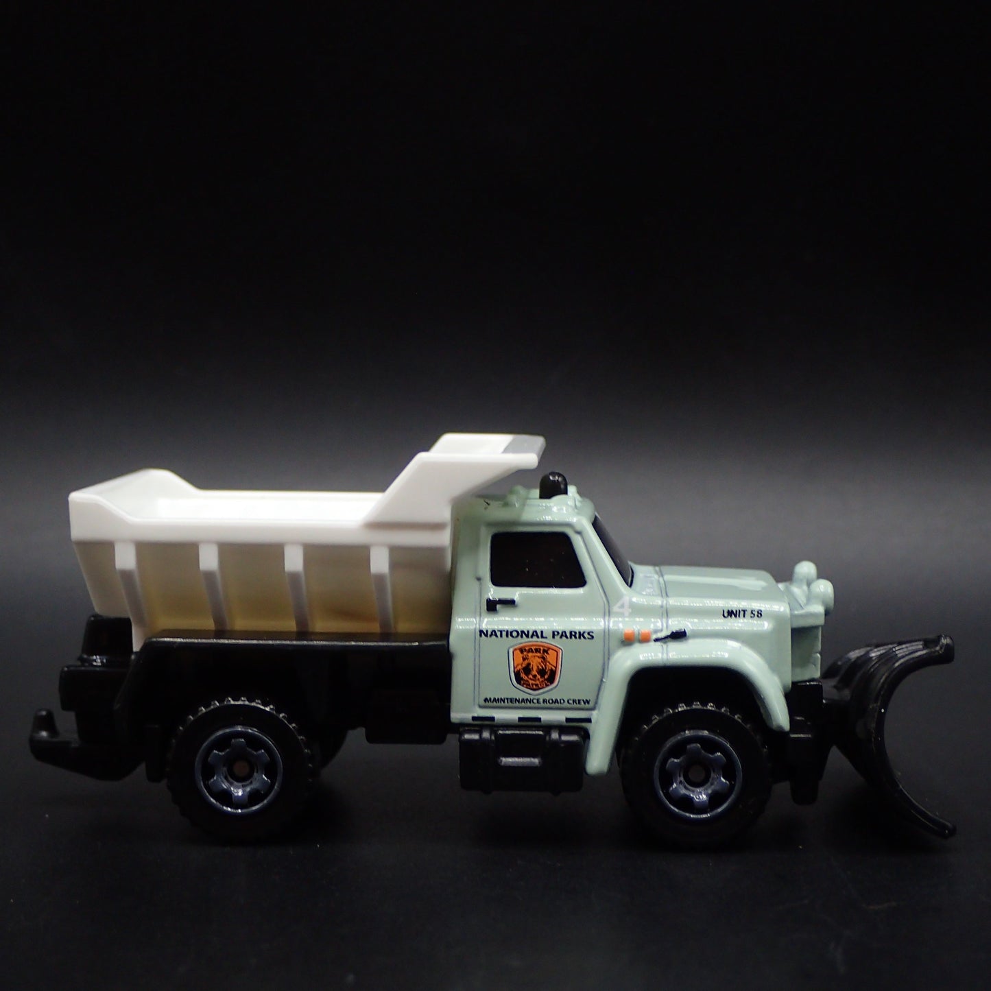 CHEVROLET TRUCK SNOW PLOW NATIONAL PARKS W/ HITCH 1:64 SCALE DIECAST MODEL CAR