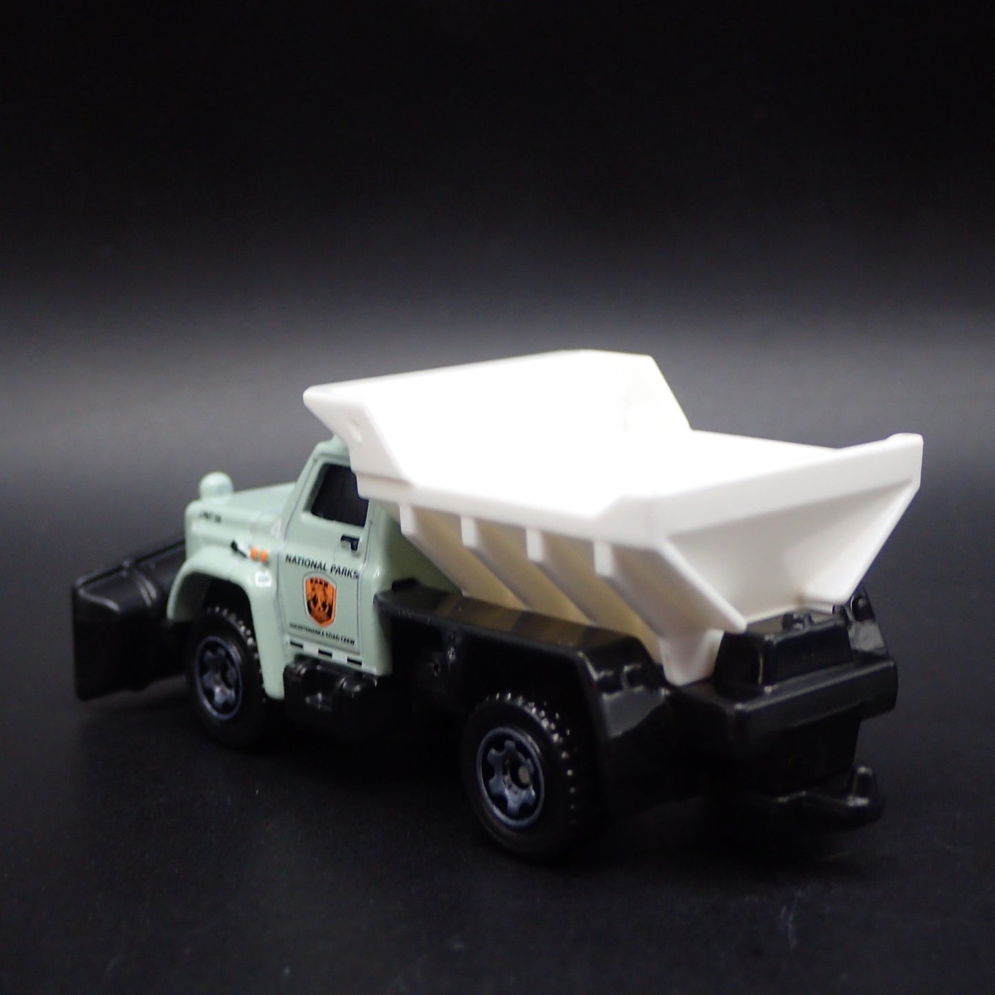 CHEVROLET TRUCK SNOW PLOW NATIONAL PARKS W/ HITCH 1:64 SCALE DIECAST MODEL CAR