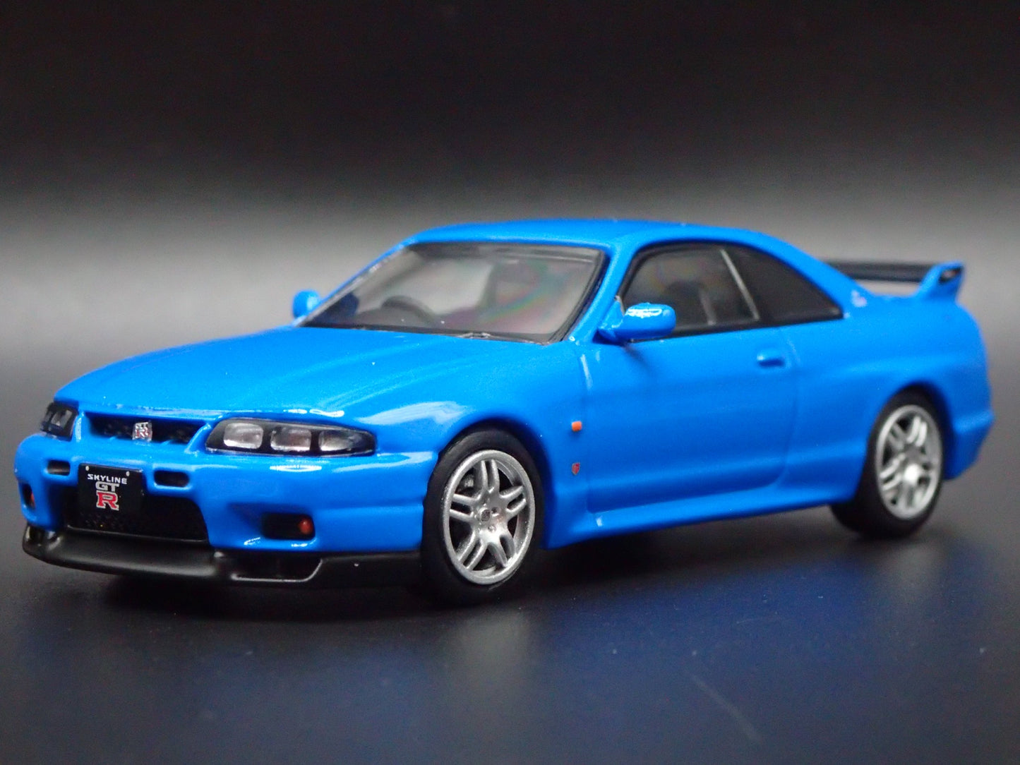 1993-1998 NISSAN SKYLINE GTR R33 LM LIMITED 1:64 SCALE DIORAMA DIECAST MODEL CAR