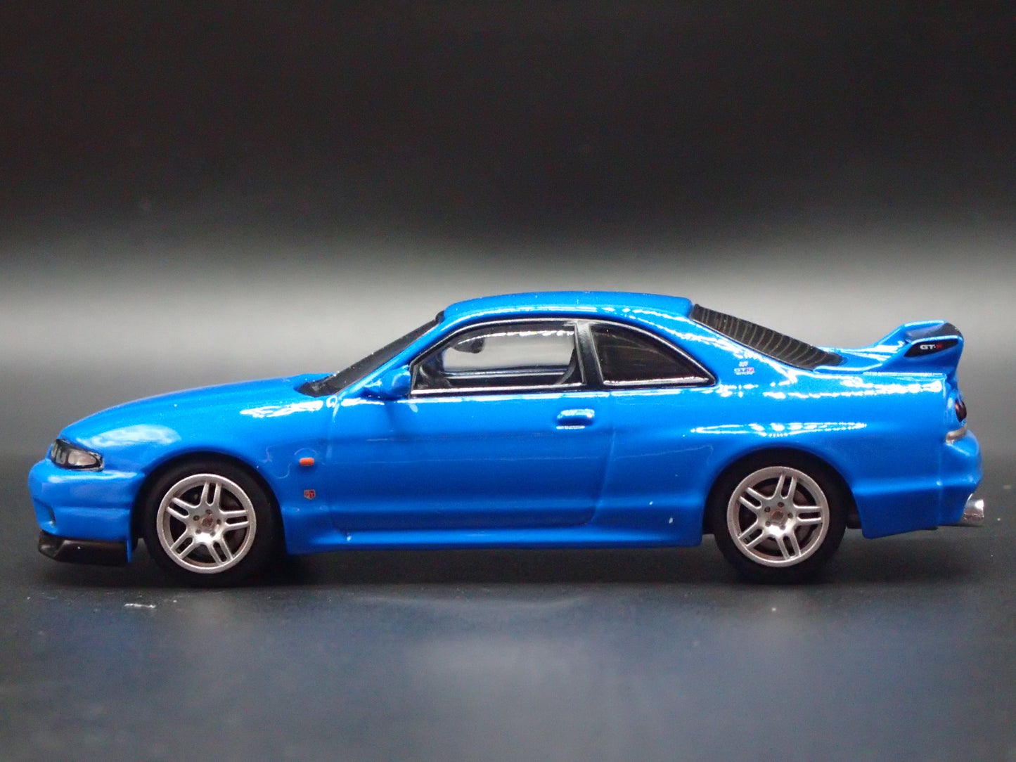 1993-1998 NISSAN SKYLINE GTR R33 LM LIMITED 1:64 SCALE DIORAMA DIECAST MODEL CAR