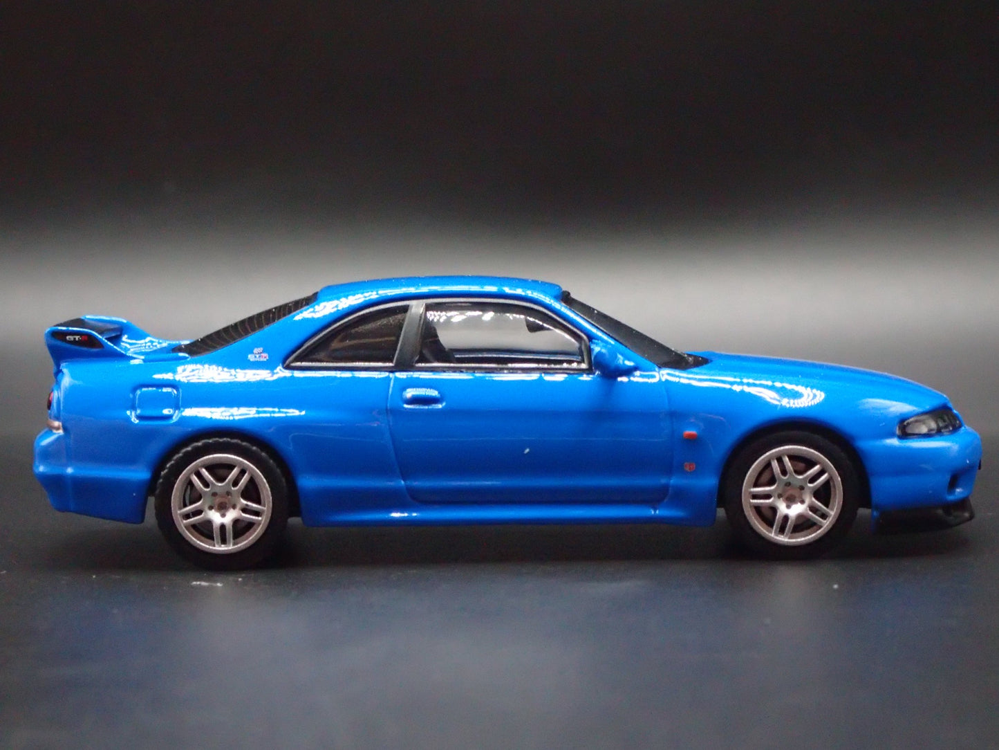1993-1998 NISSAN SKYLINE GTR R33 LM LIMITED 1:64 SCALE DIORAMA DIECAST MODEL CAR