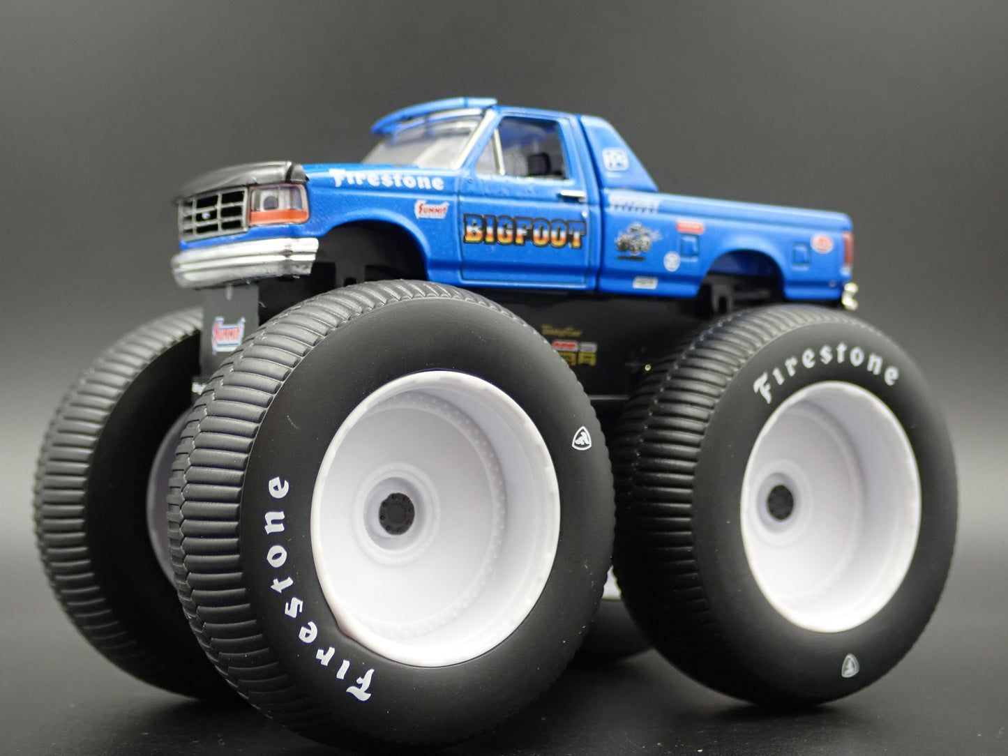 1996 96 FORD F250 MONSTER TRUCK BIGFOOT #5 1/64 SCALE DIORAMA DIECAST MODEL CAR