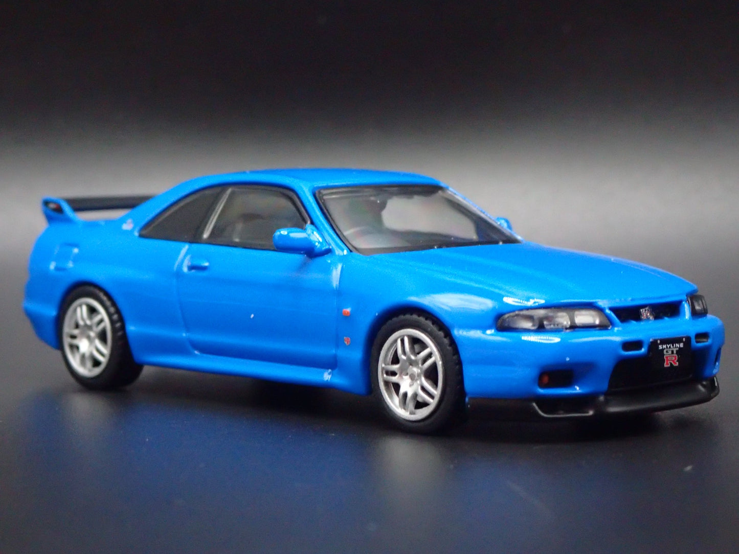 1993-1998 NISSAN SKYLINE GTR R33 LM LIMITED 1:64 SCALE DIORAMA DIECAST MODEL CAR
