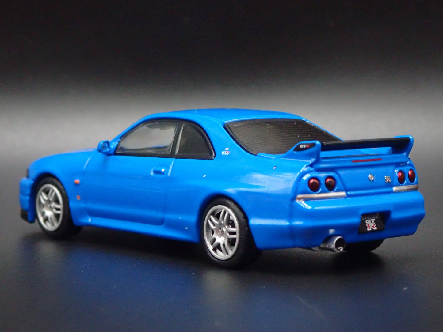 1993-1998 NISSAN SKYLINE GTR R33 LM LIMITED 1:64 SCALE DIORAMA DIECAST MODEL CAR