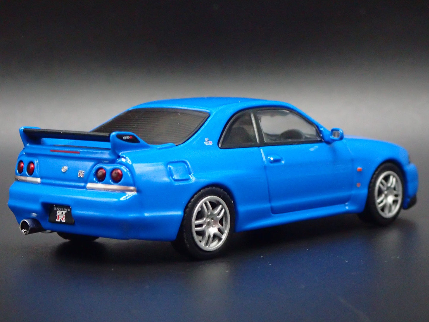 1993-1998 NISSAN SKYLINE GTR R33 LM LIMITED 1:64 SCALE DIORAMA DIECAST MODEL CAR